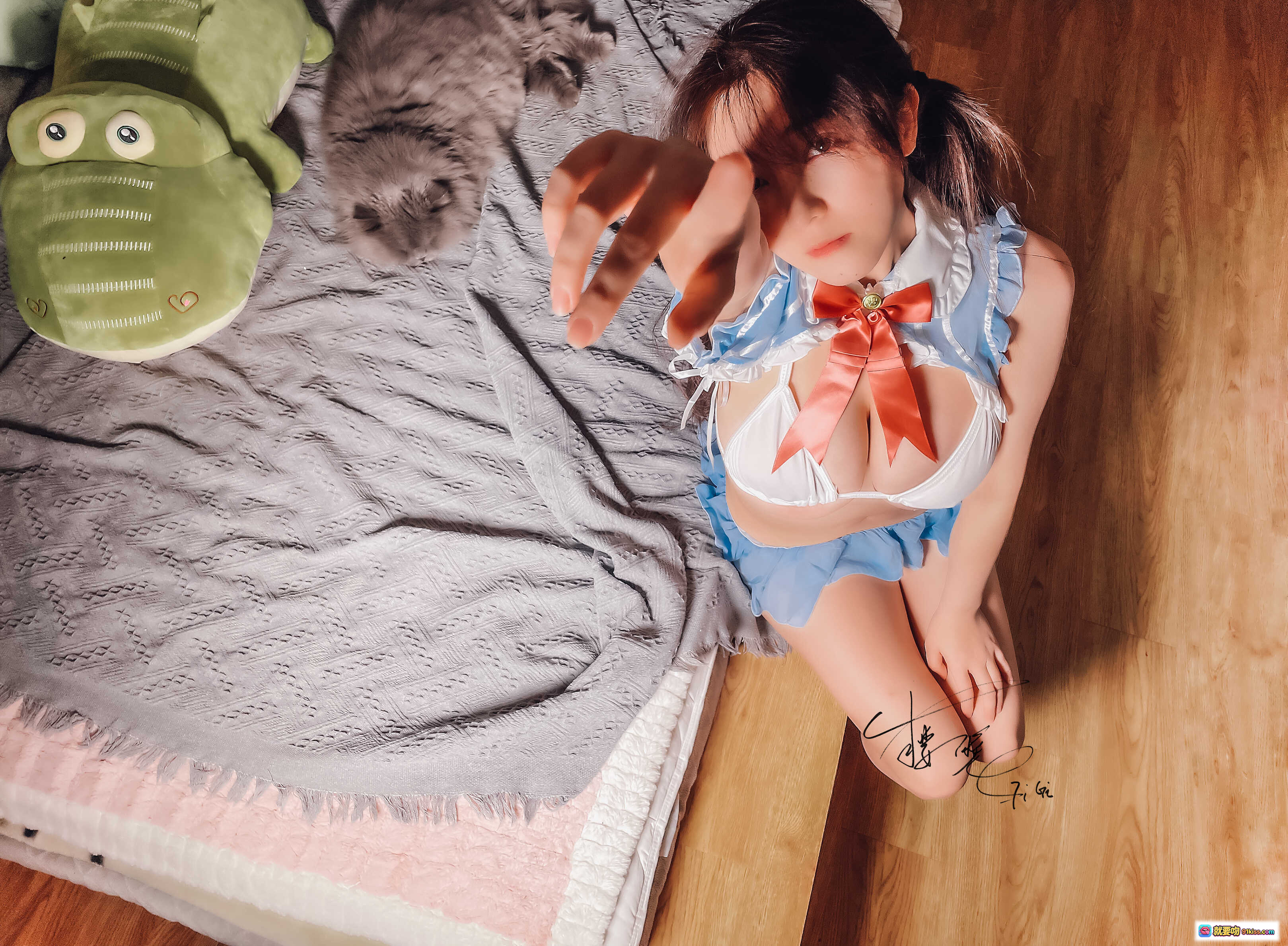 图片[10] - 樱晚gigi付费写真003[25P] – 甜美女仆风床上私房照，木质斜顶房间+史迪奇玩偶背景，自然光氛围感美图 - 就要吻