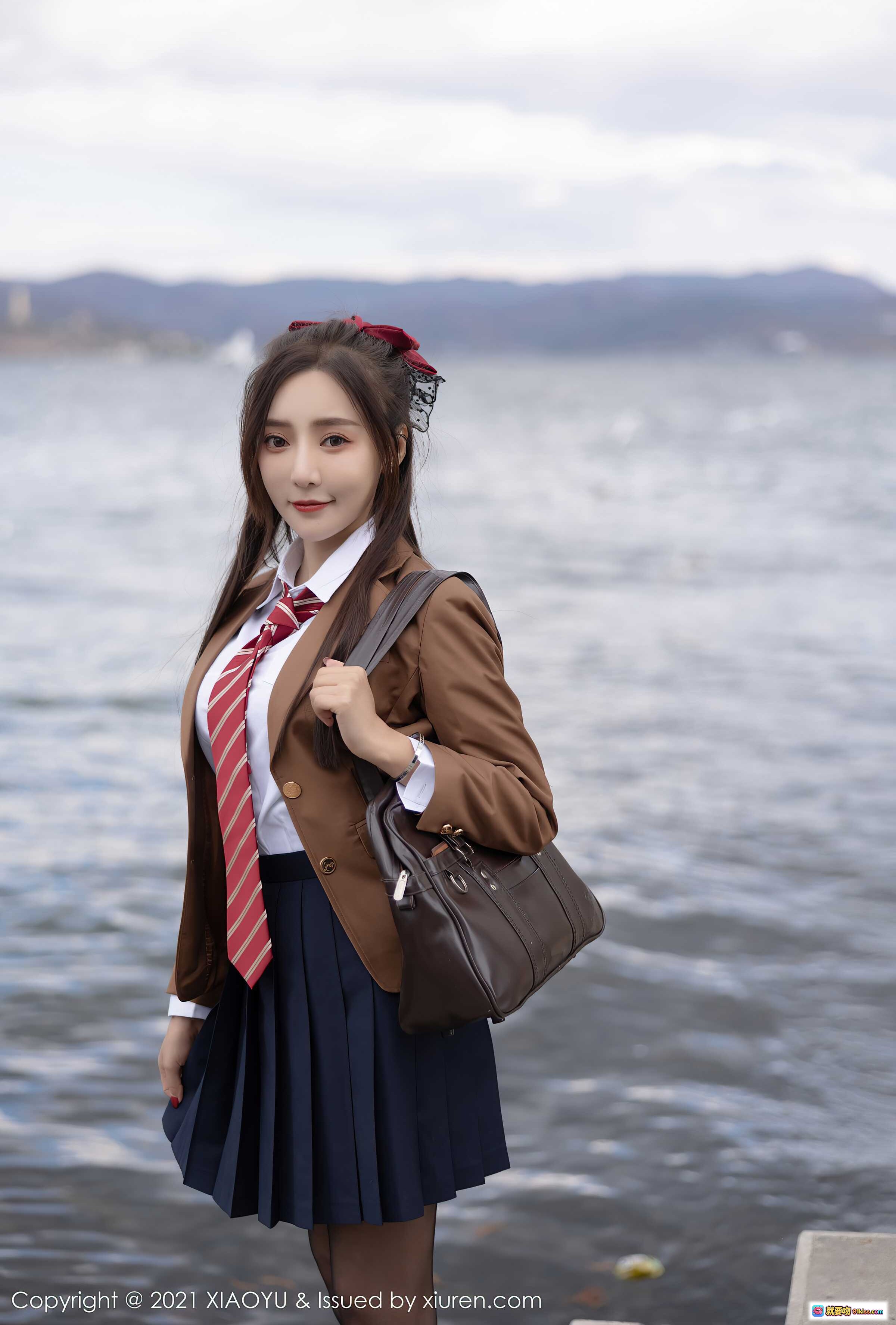 图片[5] - 王馨瑶yanni云南旅拍校服写真｜棕色西装红领带黑丝袜湖畔秋景少女风 - 就要吻