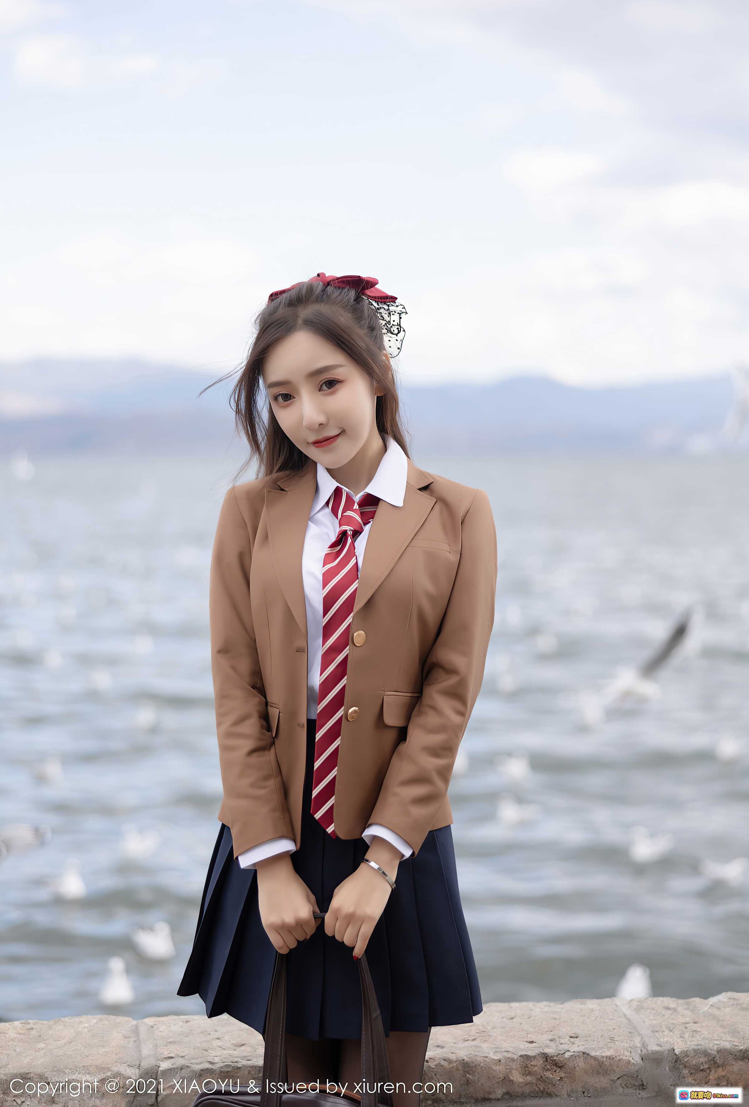 图片[9] - 王馨瑶yanni云南旅拍校服写真｜棕色西装红领带黑丝袜湖畔秋景少女风 - 就要吻