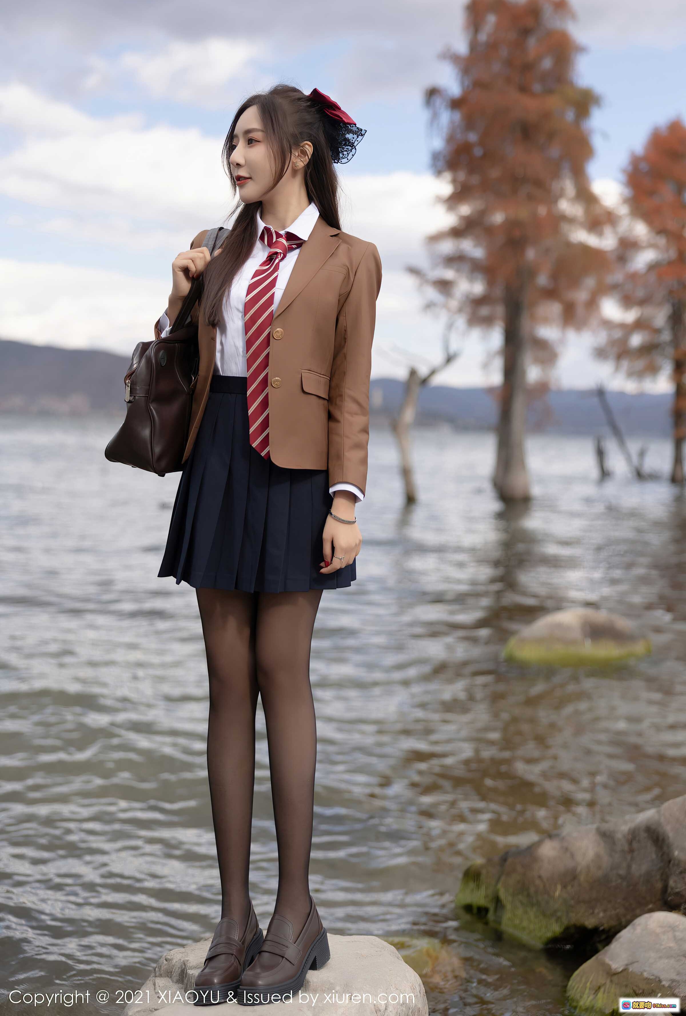 王馨瑶yanni云南旅拍校服写真｜棕色西装红领带黑丝袜湖畔秋景少女风 - 就要吻