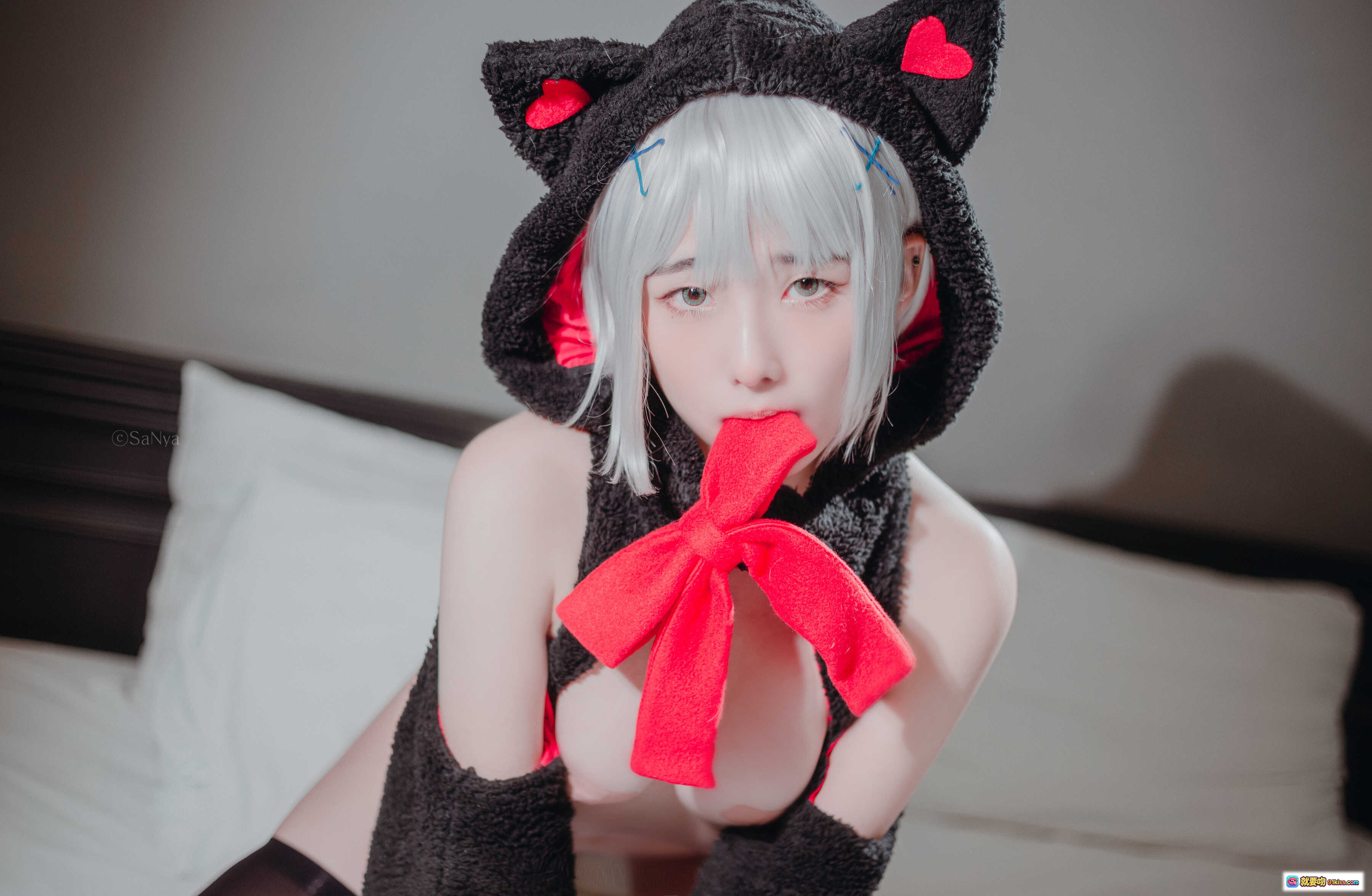图片[4] - Sonson黑猫女仆装Cosplay写真 | 白发红心猫耳连帽衫 | 甜美性感姿势 | 36P高清图集 - 就要吻