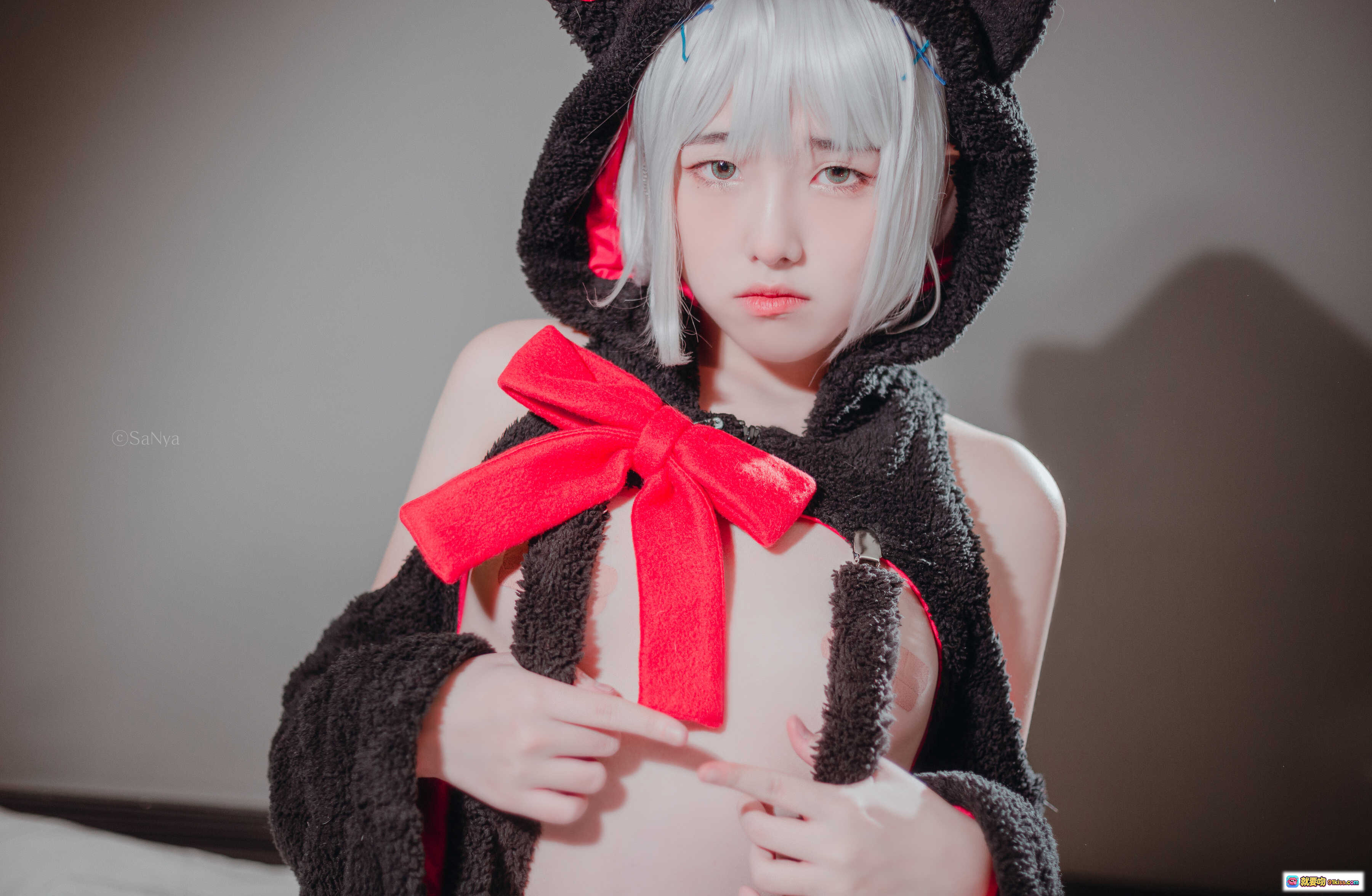 图片[6] - Sonson黑猫女仆装Cosplay写真 | 白发红心猫耳连帽衫 | 甜美性感姿势 | 36P高清图集 - 就要吻