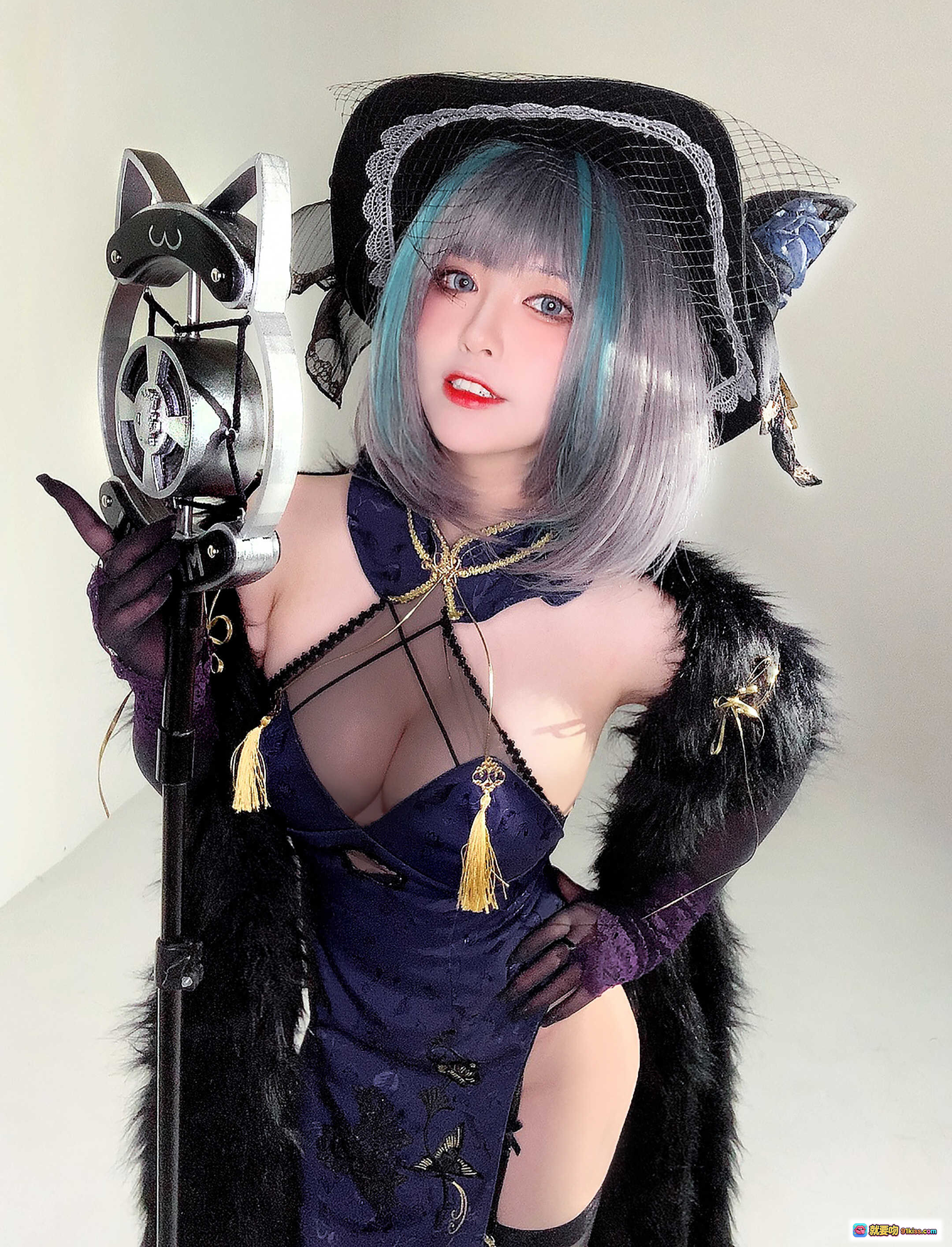 图片[1] - 半半子NO.054柴郡旗袍Cosplay写真｜蓝灰渐变短发+黑蕾丝猫耳帽+深紫透视旗袍+毛绒披肩+复古麦克风道具 - 就要吻