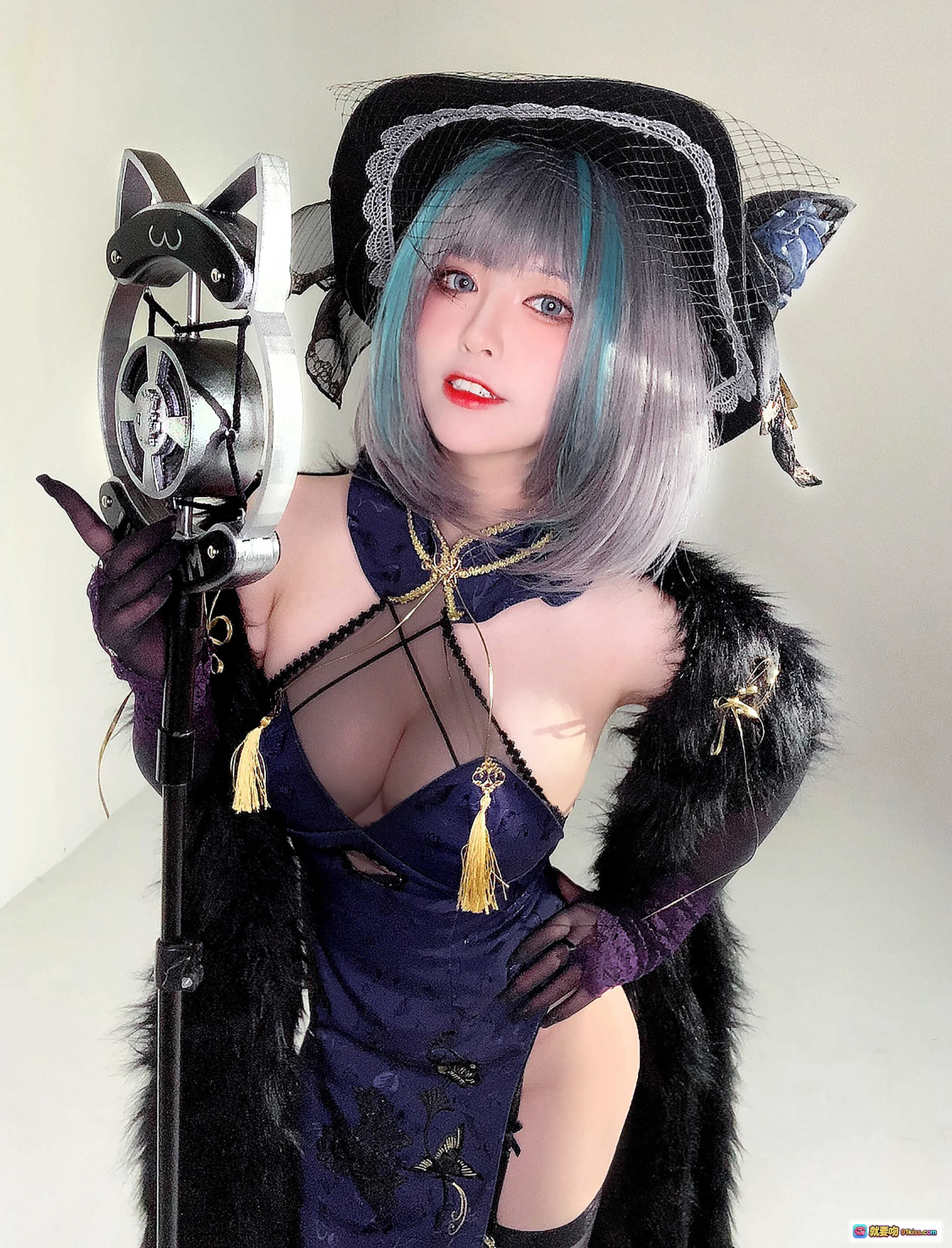 半半子NO.054柴郡旗袍Cosplay写真｜蓝灰渐变短发+黑蕾丝猫耳帽+深紫透视旗袍+毛绒披肩+复古麦克风道具 - 就要吻