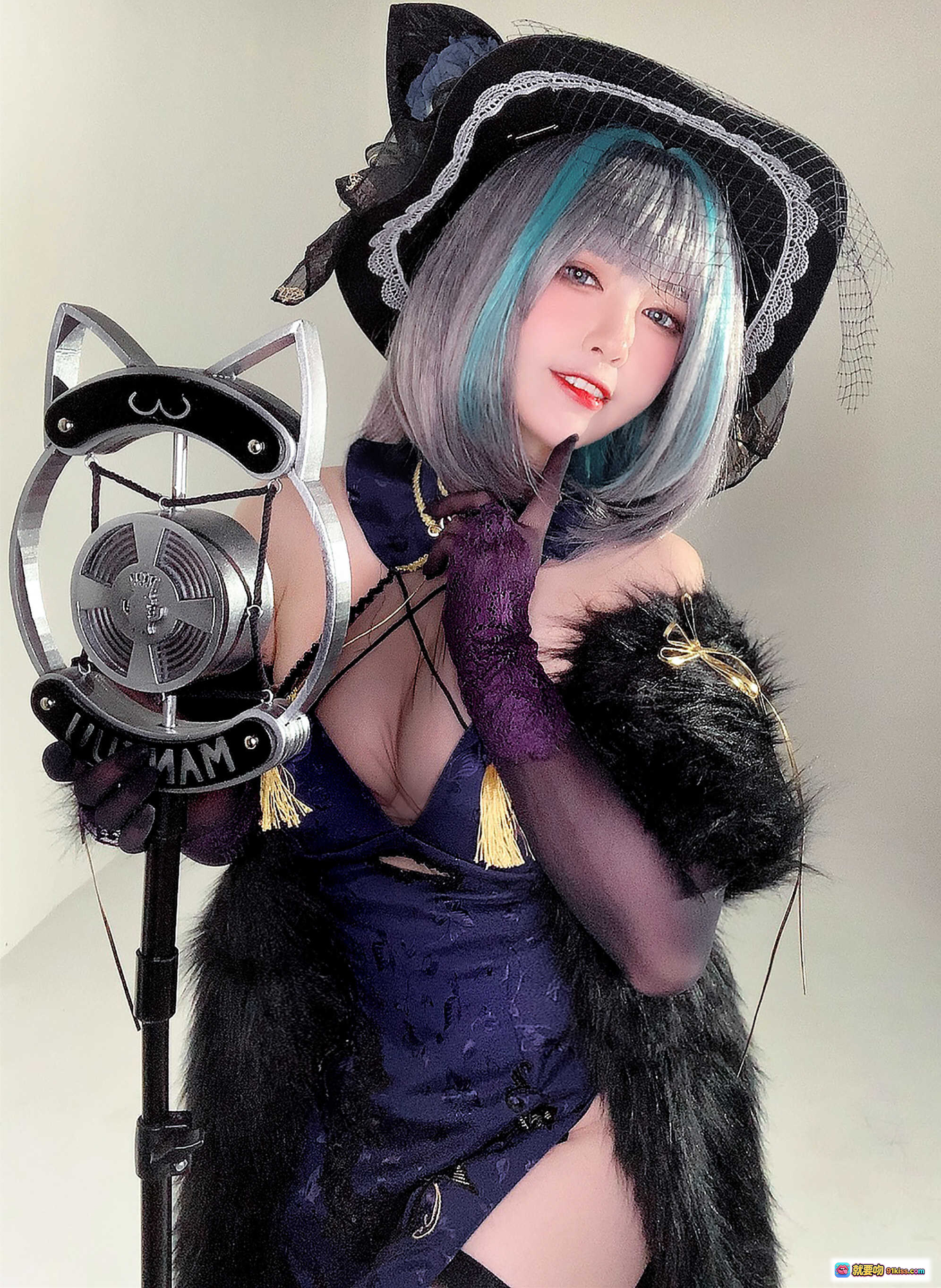 图片[4] - 半半子NO.054柴郡旗袍Cosplay写真｜蓝灰渐变短发+黑蕾丝猫耳帽+深紫透视旗袍+毛绒披肩+复古麦克风道具 - 就要吻