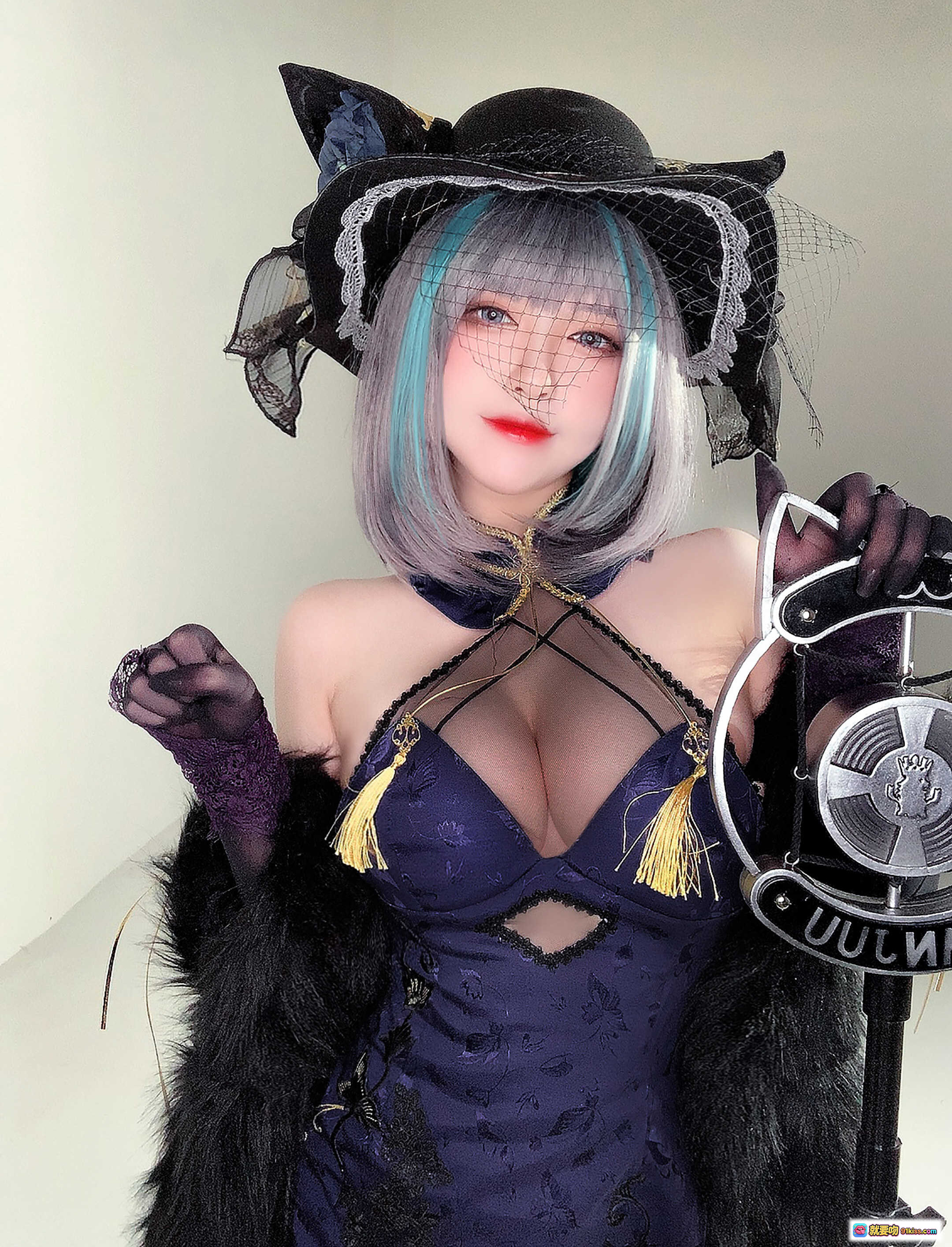 图片[10] - 半半子NO.054柴郡旗袍Cosplay写真｜蓝灰渐变短发+黑蕾丝猫耳帽+深紫透视旗袍+毛绒披肩+复古麦克风道具 - 就要吻