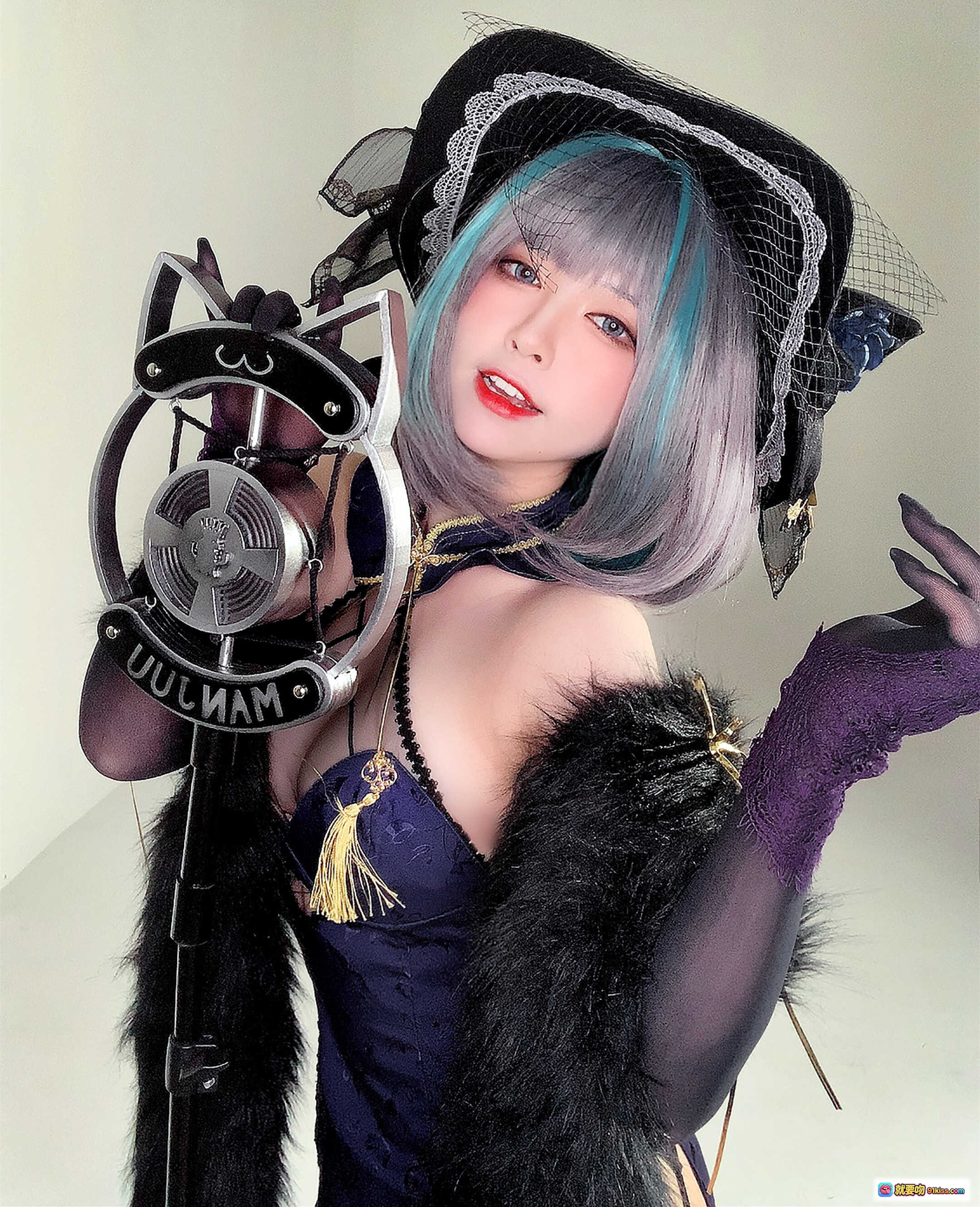 图片[3] - 半半子NO.054柴郡旗袍Cosplay写真｜蓝灰渐变短发+黑蕾丝猫耳帽+深紫透视旗袍+毛绒披肩+复古麦克风道具 - 就要吻
