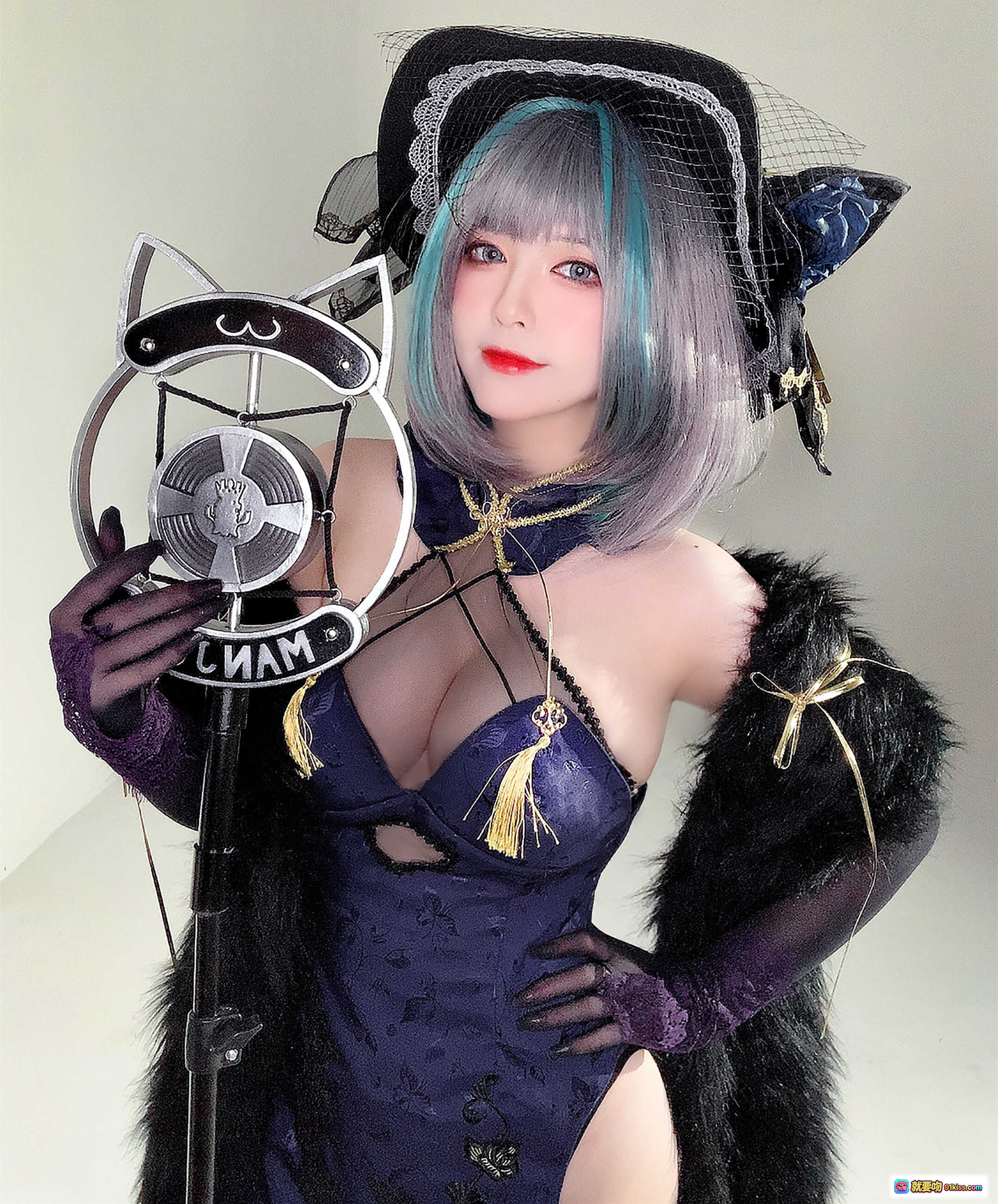 图片[5] - 半半子NO.054柴郡旗袍Cosplay写真｜蓝灰渐变短发+黑蕾丝猫耳帽+深紫透视旗袍+毛绒披肩+复古麦克风道具 - 就要吻