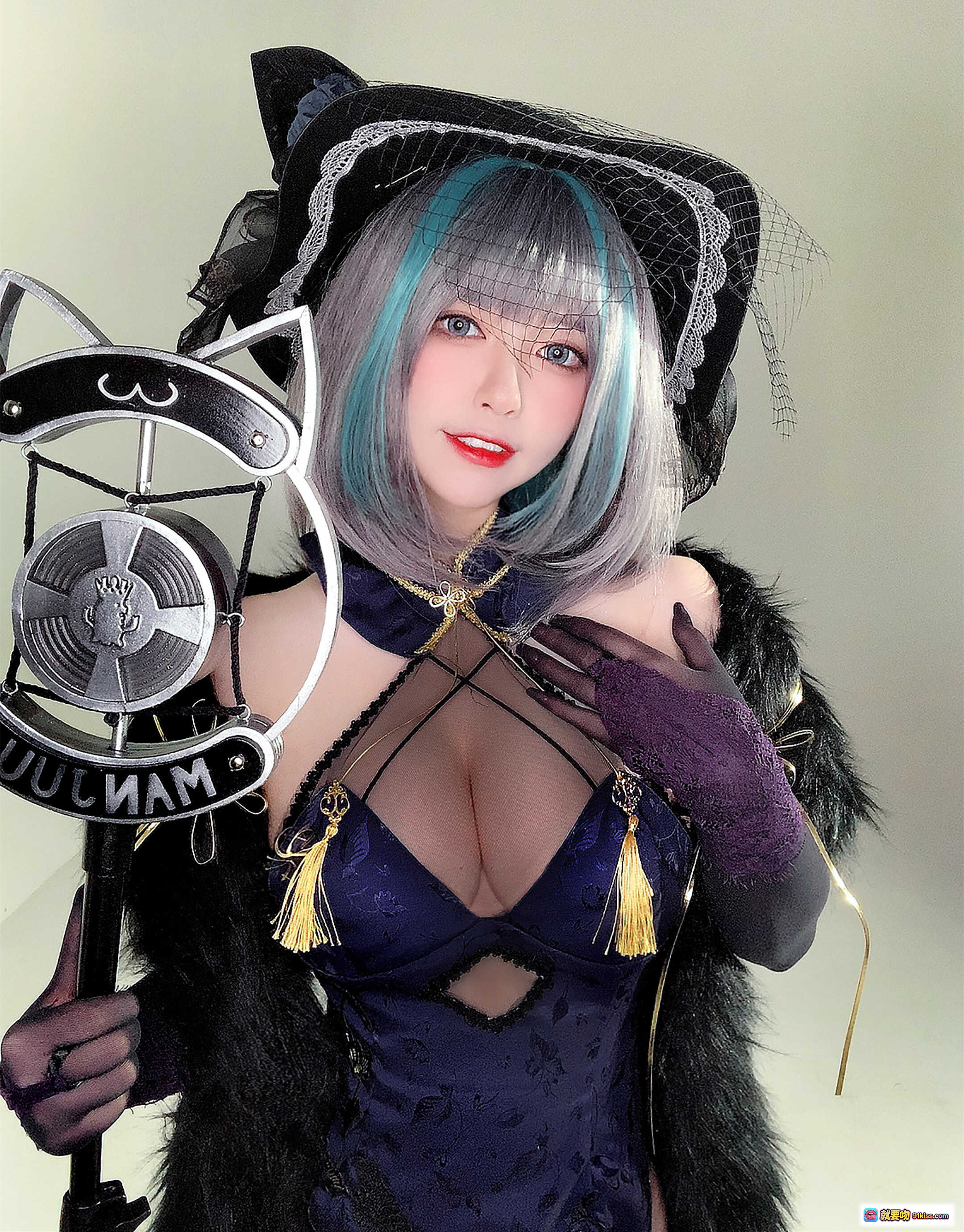 图片[2] - 半半子NO.054柴郡旗袍Cosplay写真｜蓝灰渐变短发+黑蕾丝猫耳帽+深紫透视旗袍+毛绒披肩+复古麦克风道具 - 就要吻