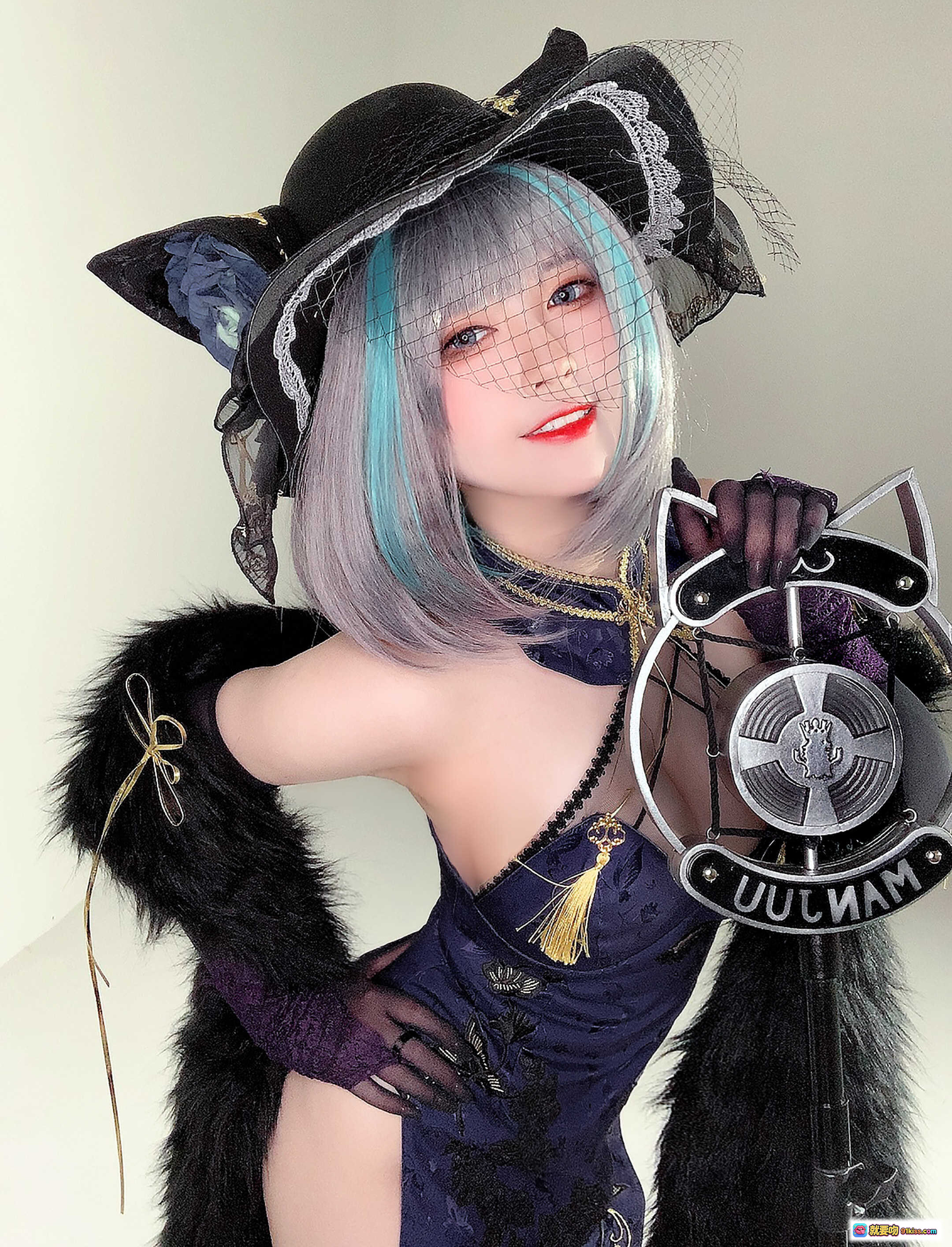 图片[9] - 半半子NO.054柴郡旗袍Cosplay写真｜蓝灰渐变短发+黑蕾丝猫耳帽+深紫透视旗袍+毛绒披肩+复古麦克风道具 - 就要吻