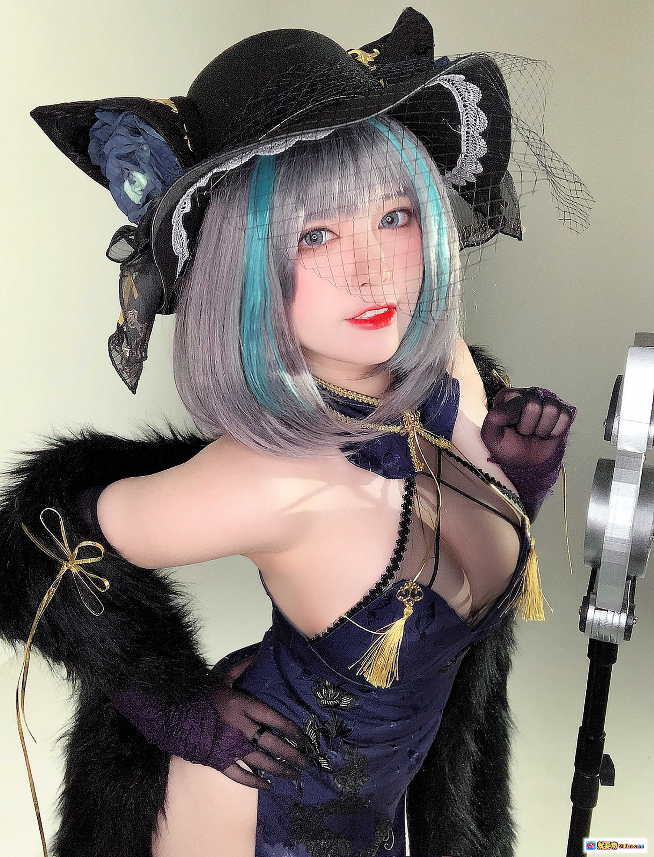 图片[8] - 半半子NO.054柴郡旗袍Cosplay写真｜蓝灰渐变短发+黑蕾丝猫耳帽+深紫透视旗袍+毛绒披肩+复古麦克风道具 - 就要吻