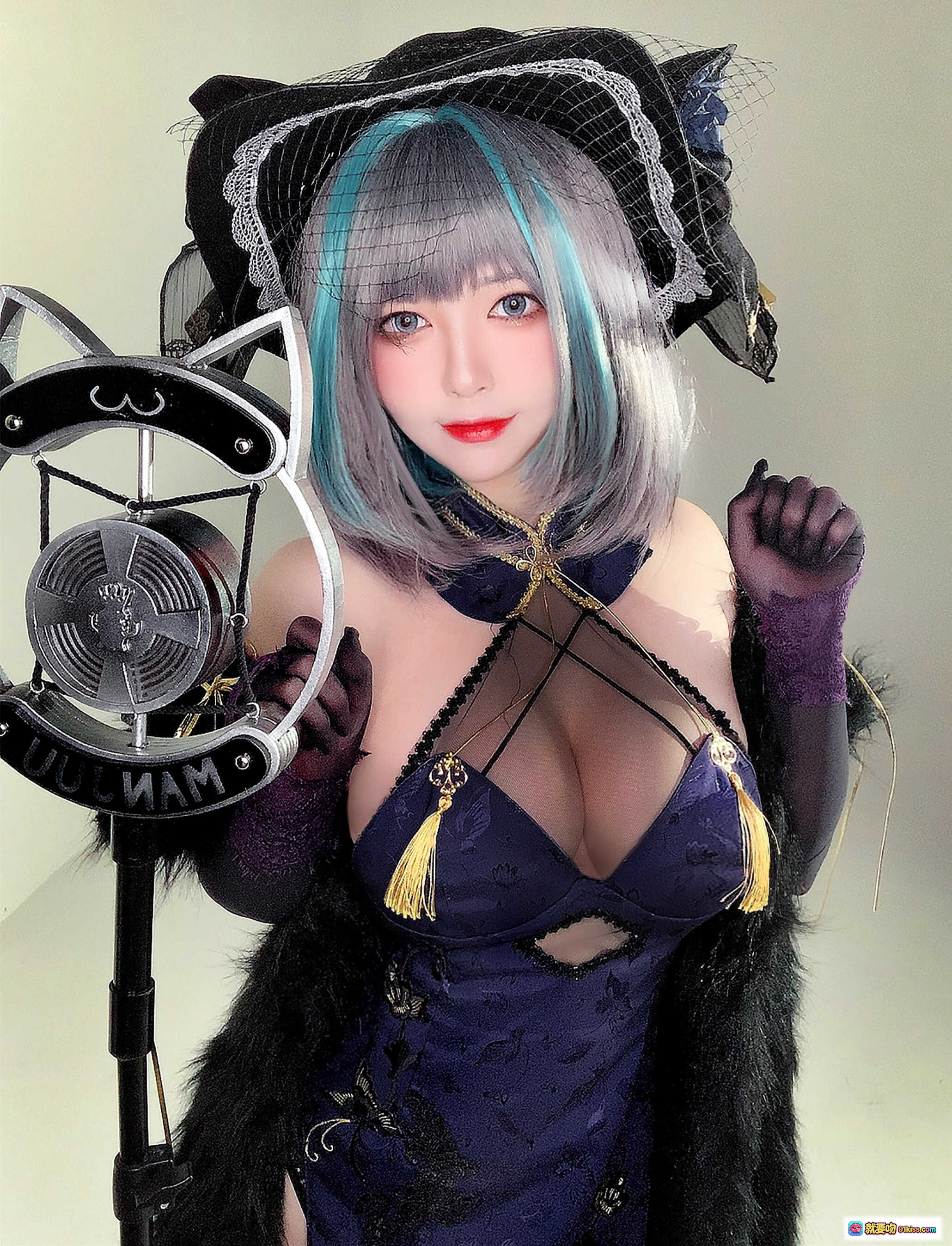 图片[6] - 半半子NO.054柴郡旗袍Cosplay写真｜蓝灰渐变短发+黑蕾丝猫耳帽+深紫透视旗袍+毛绒披肩+复古麦克风道具 - 就要吻