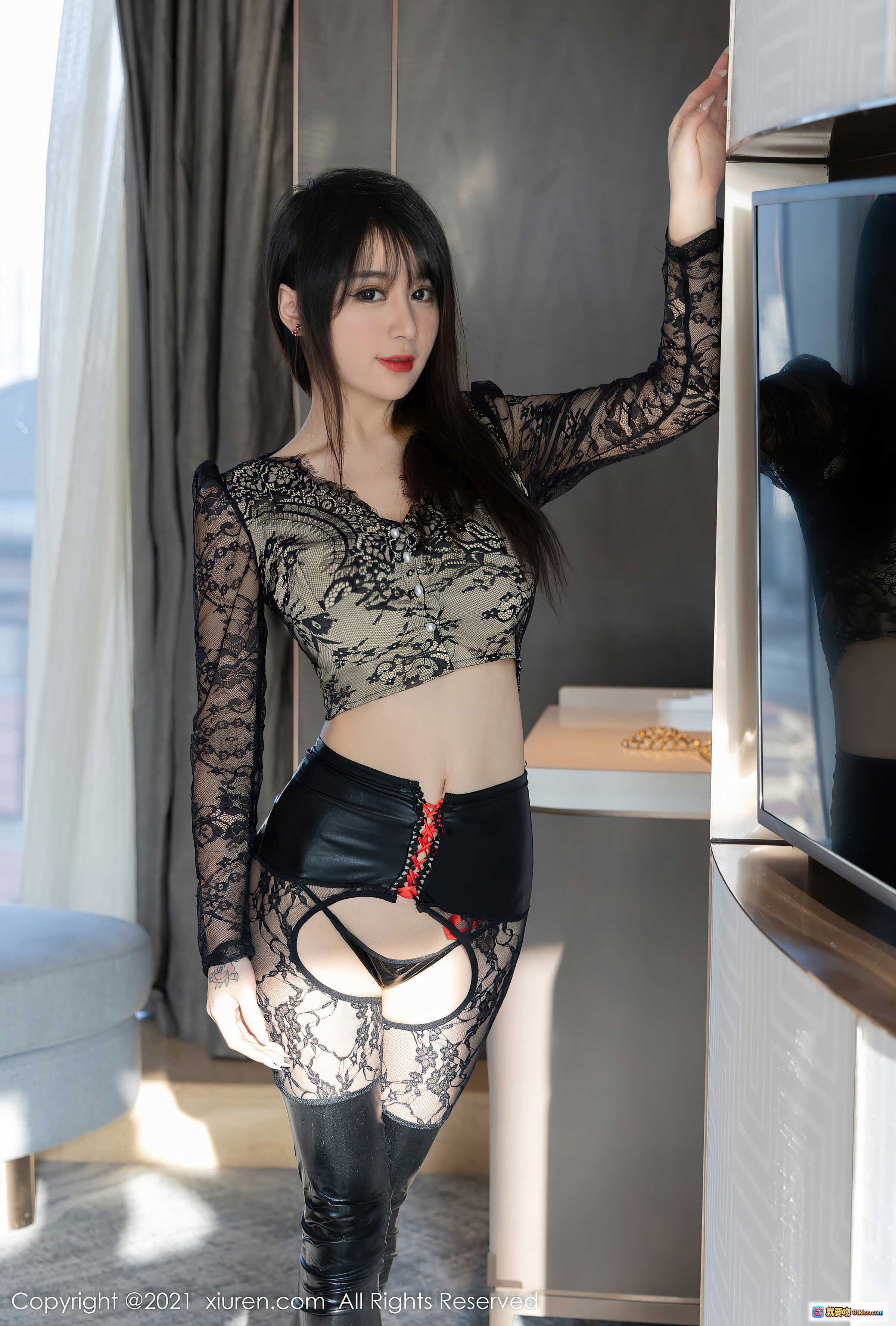 图片[2] - 美七Mia青海旅拍黑蕾丝透视上衣+高腰绑带短裤+过膝长靴性感写真-XiuRen秀人网2021.12.16 NO.4342 - 就要吻