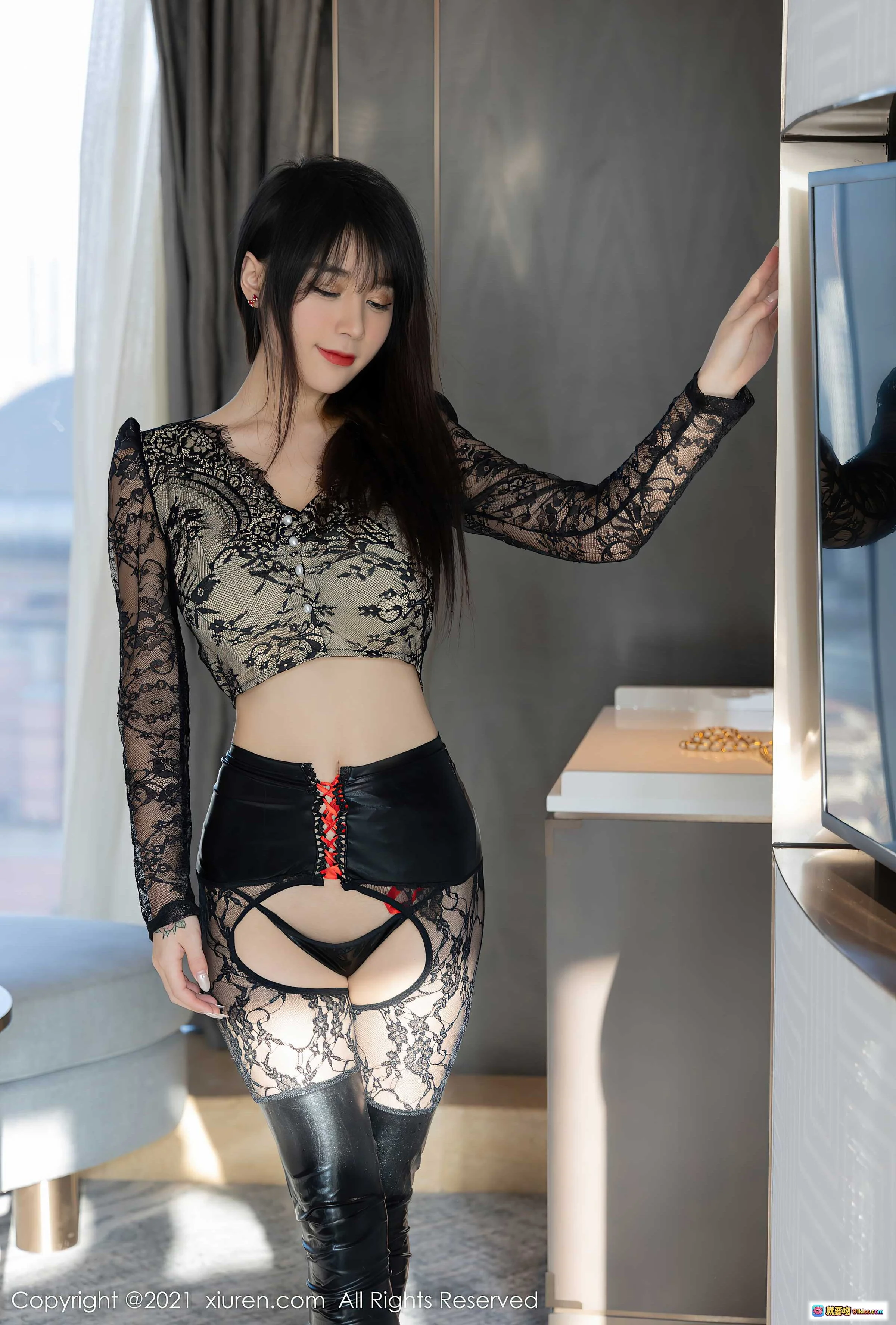 美七Mia青海旅拍黑蕾丝透视上衣+高腰绑带短裤+过膝长靴性感写真-XiuRen秀人网2021.12.16 NO.4342 - 就要吻