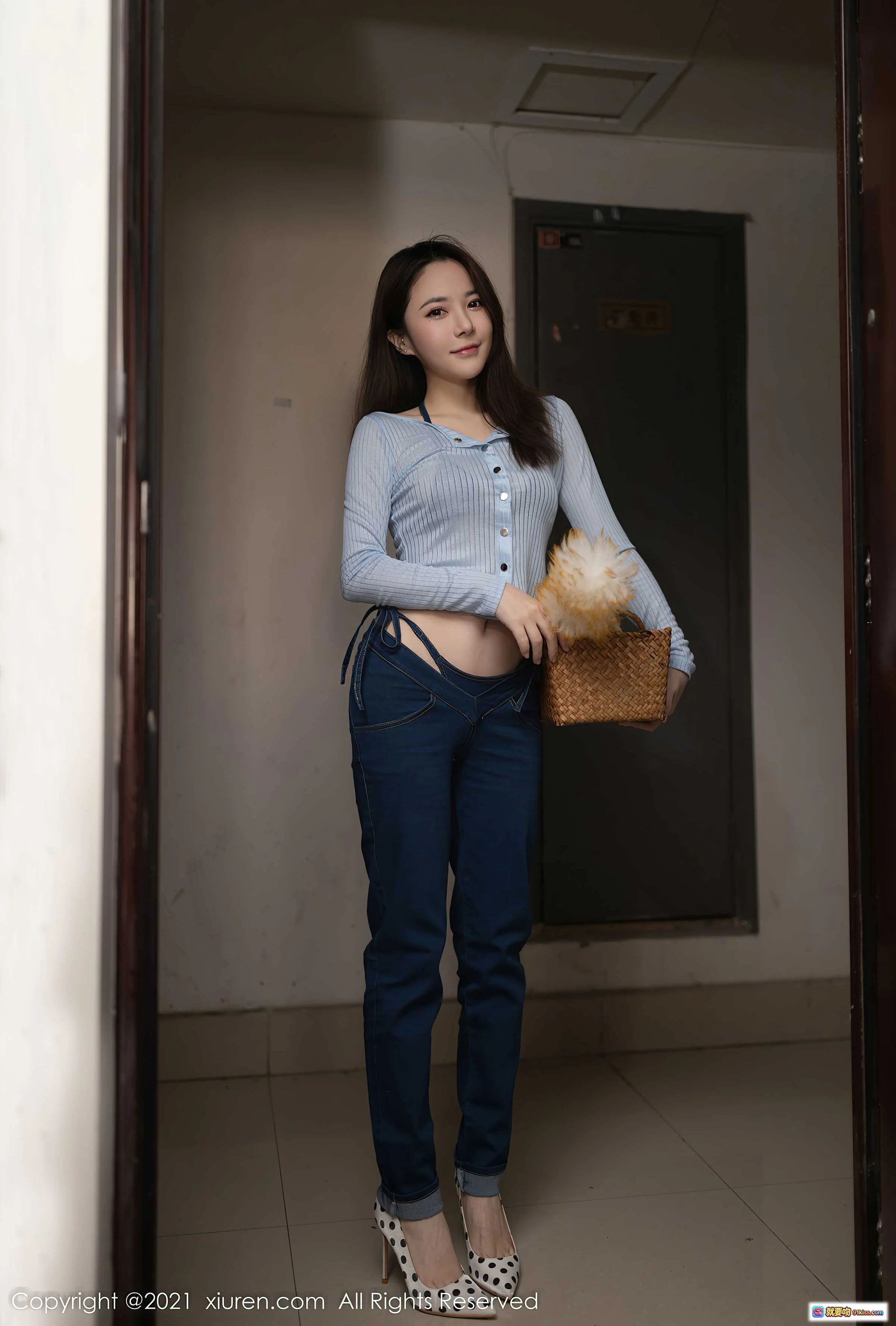 鱼子酱Fish甜美性感写真 | XiuRen秀人网2021.12.17 NO.4352 | 蓝色针织上衣+牛仔裤+波点高跟鞋+编织包 | 室内走廊自然光拍摄 - 就要吻