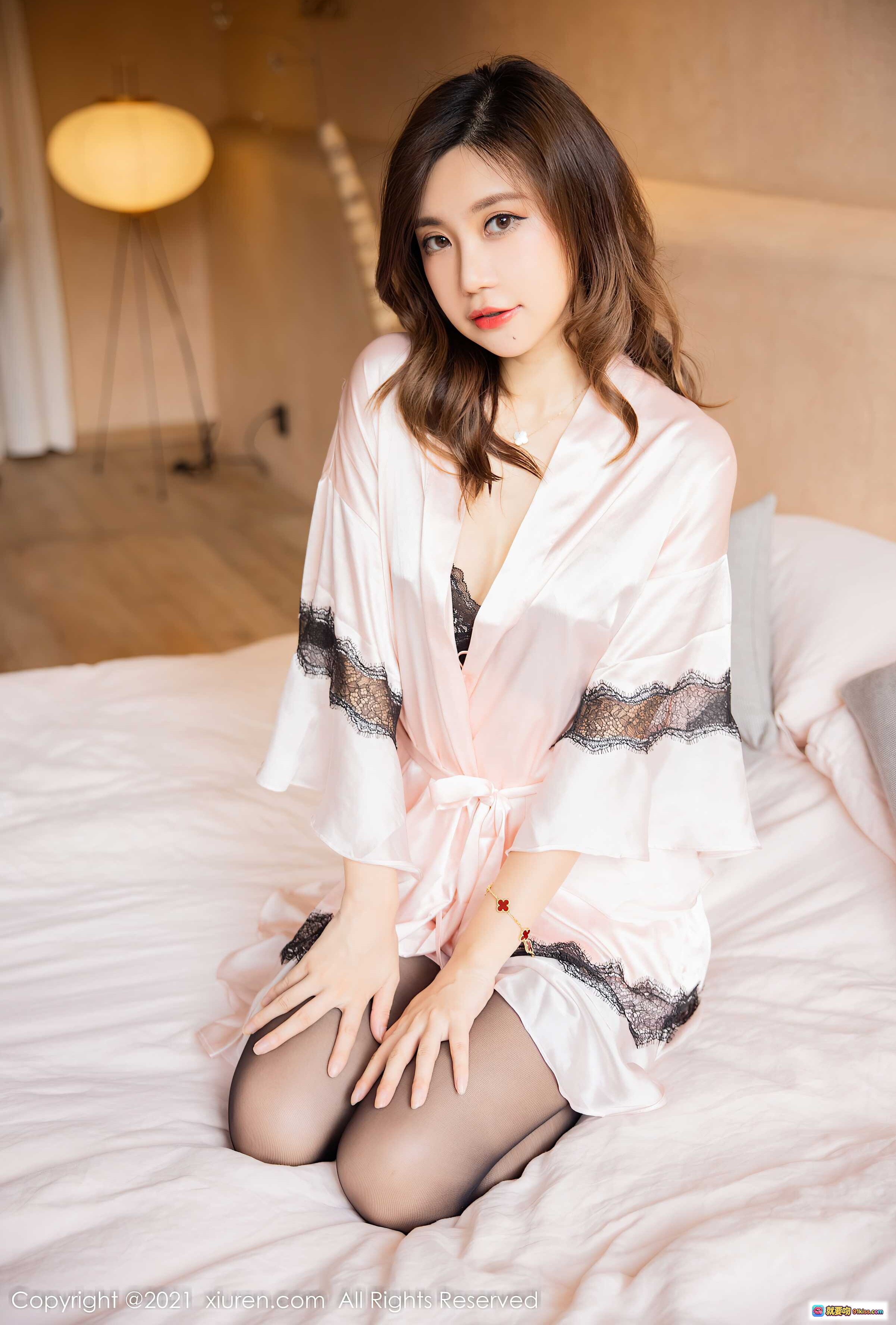 图片[3] - 绮里嘉ula黑丝美腿写真 | XiuRen秀人网2021.12.28 NO.4398 | 粉色蕾丝睡袍性感私房照 - 就要吻