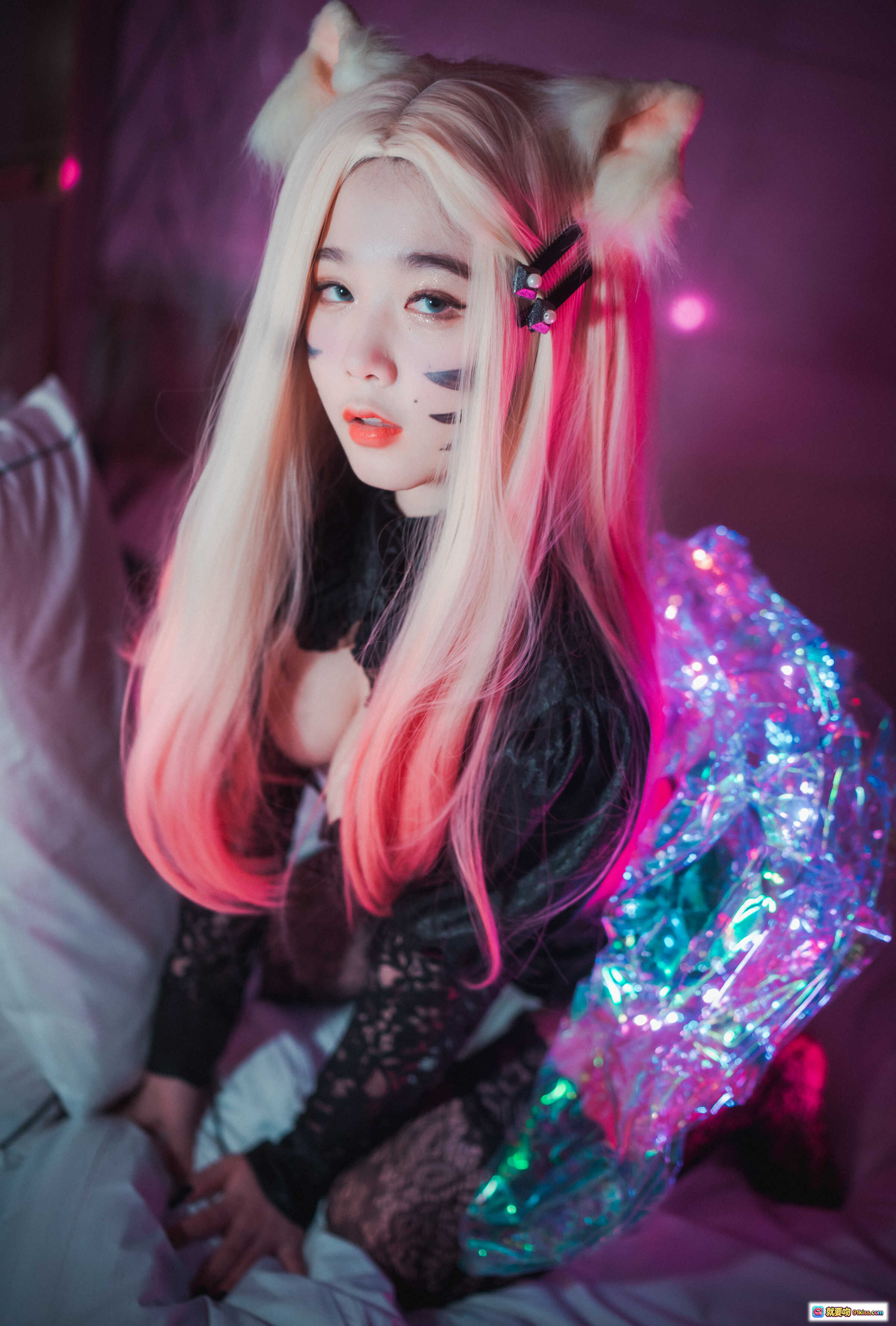 DJAWA ZIA 阿狸 Cosplay 粉发猫耳 暗黑蕾丝 闪亮翅膀 霓虹灯光 氛围感写真 88P - 就要吻