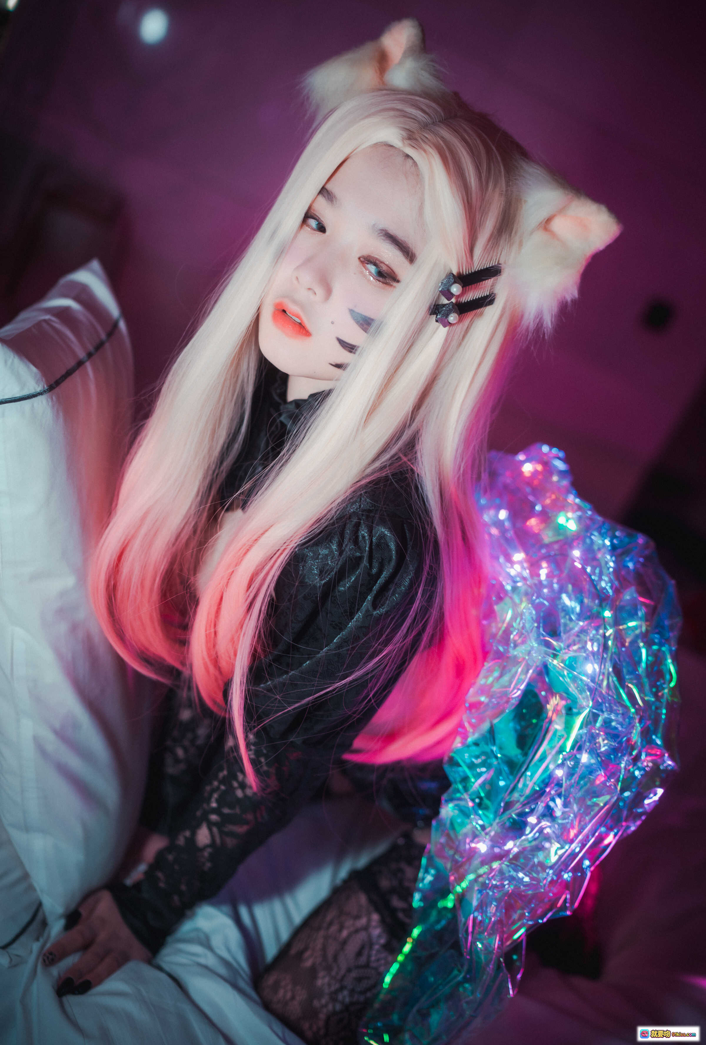 图片[2] - DJAWA ZIA 阿狸 Cosplay 粉发猫耳 暗黑蕾丝 闪亮翅膀 霓虹灯光 氛围感写真 88P - 就要吻