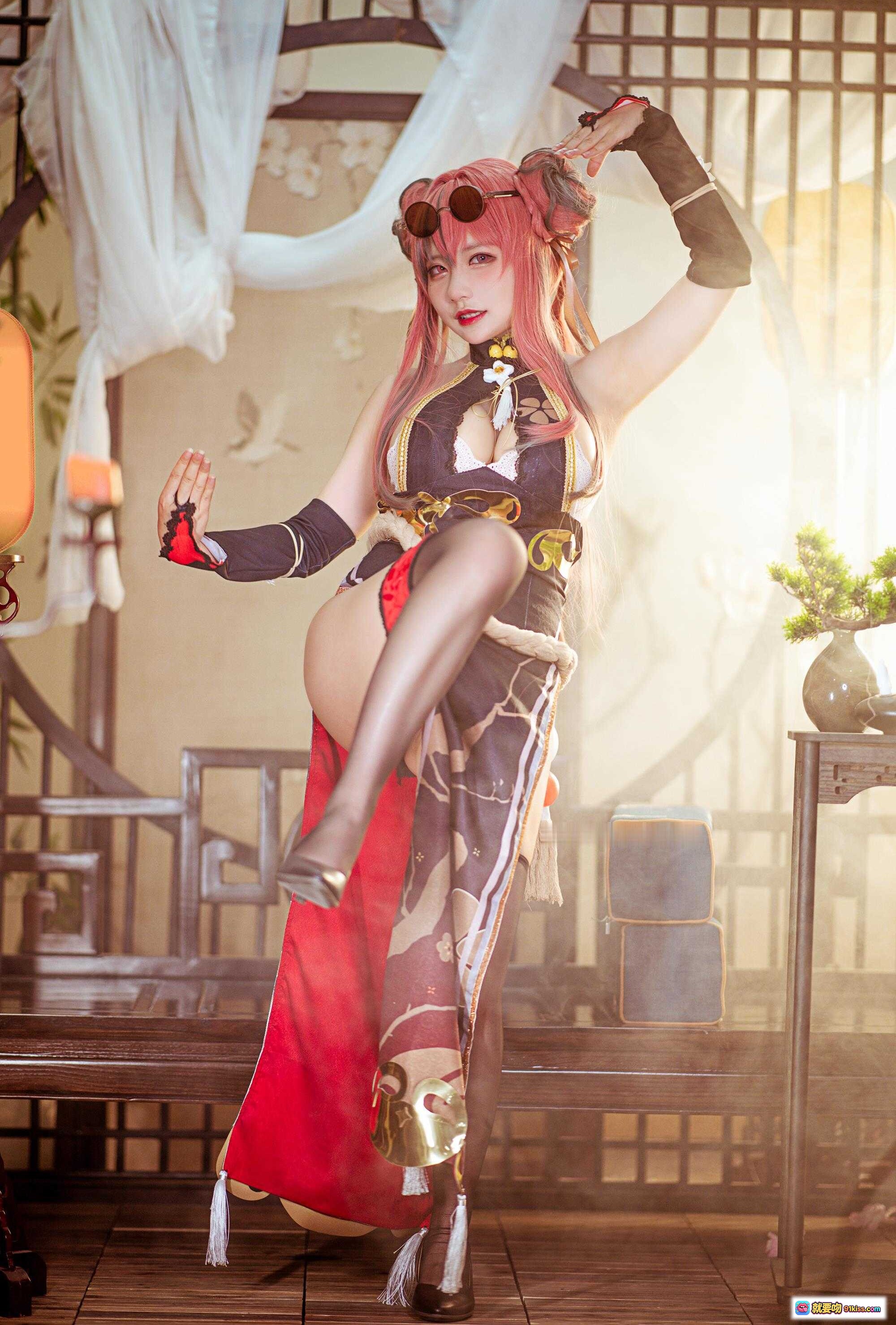 图片[4] - 布莱默顿功夫少女Cosplay写真 | 粉发双马尾+墨镜+和风旗袍+黑丝高跟 | 30P高清美图 - 就要吻
