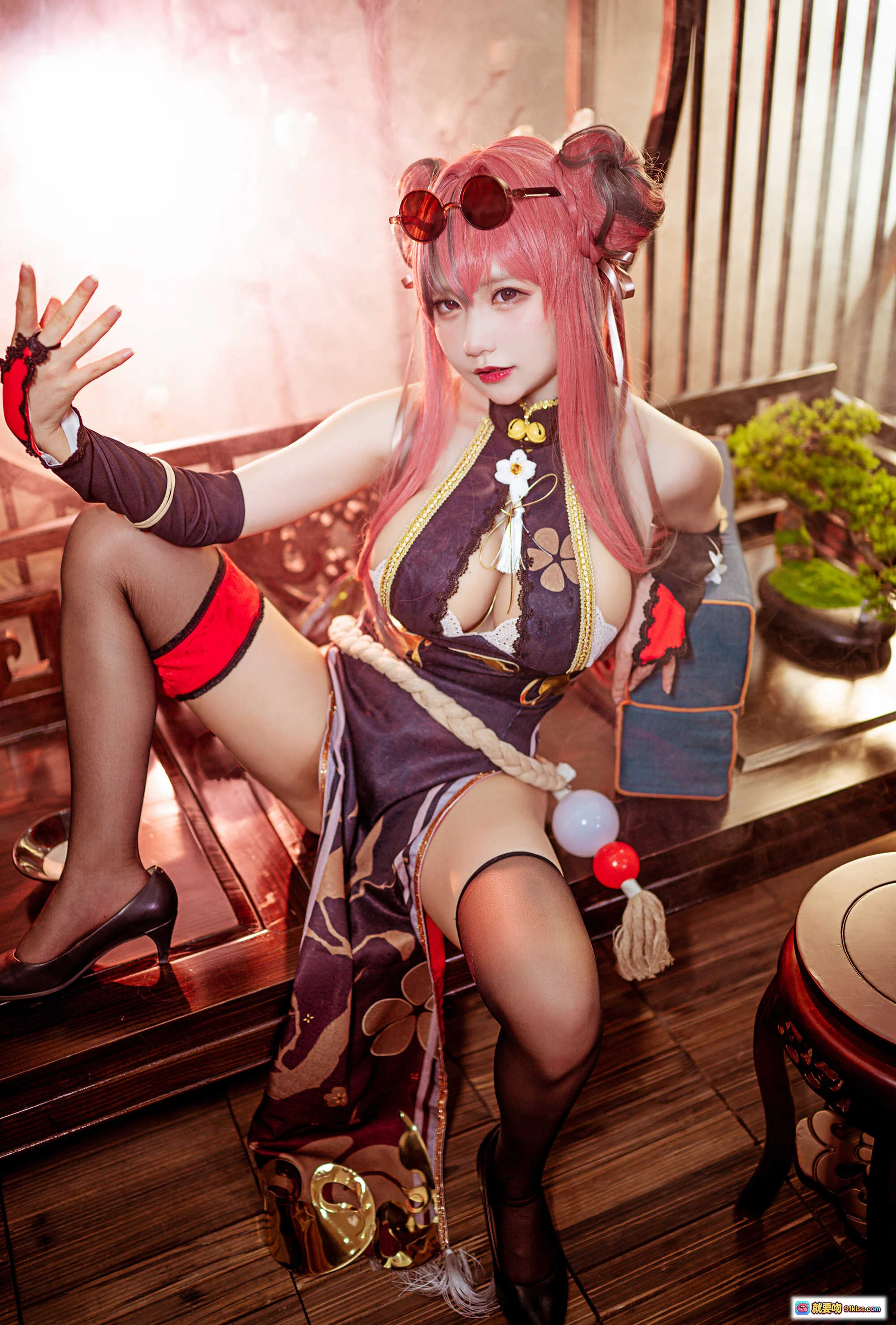布莱默顿功夫少女Cosplay写真 | 粉发双马尾+墨镜+和风旗袍+黑丝高跟 | 30P高清美图 - 就要吻