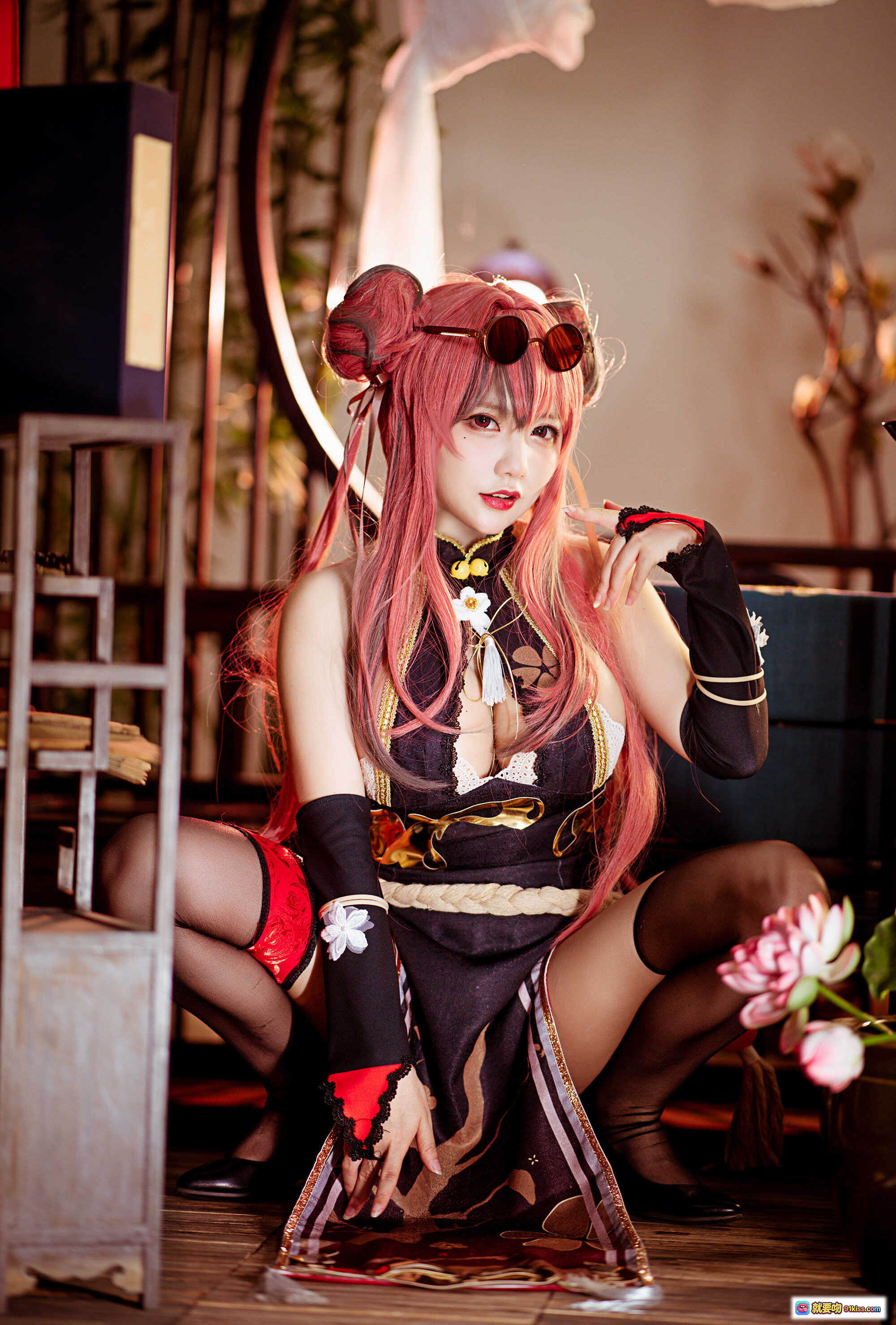 图片[3] - 布莱默顿功夫少女Cosplay写真 | 粉发双马尾+墨镜+和风旗袍+黑丝高跟 | 30P高清美图 - 就要吻