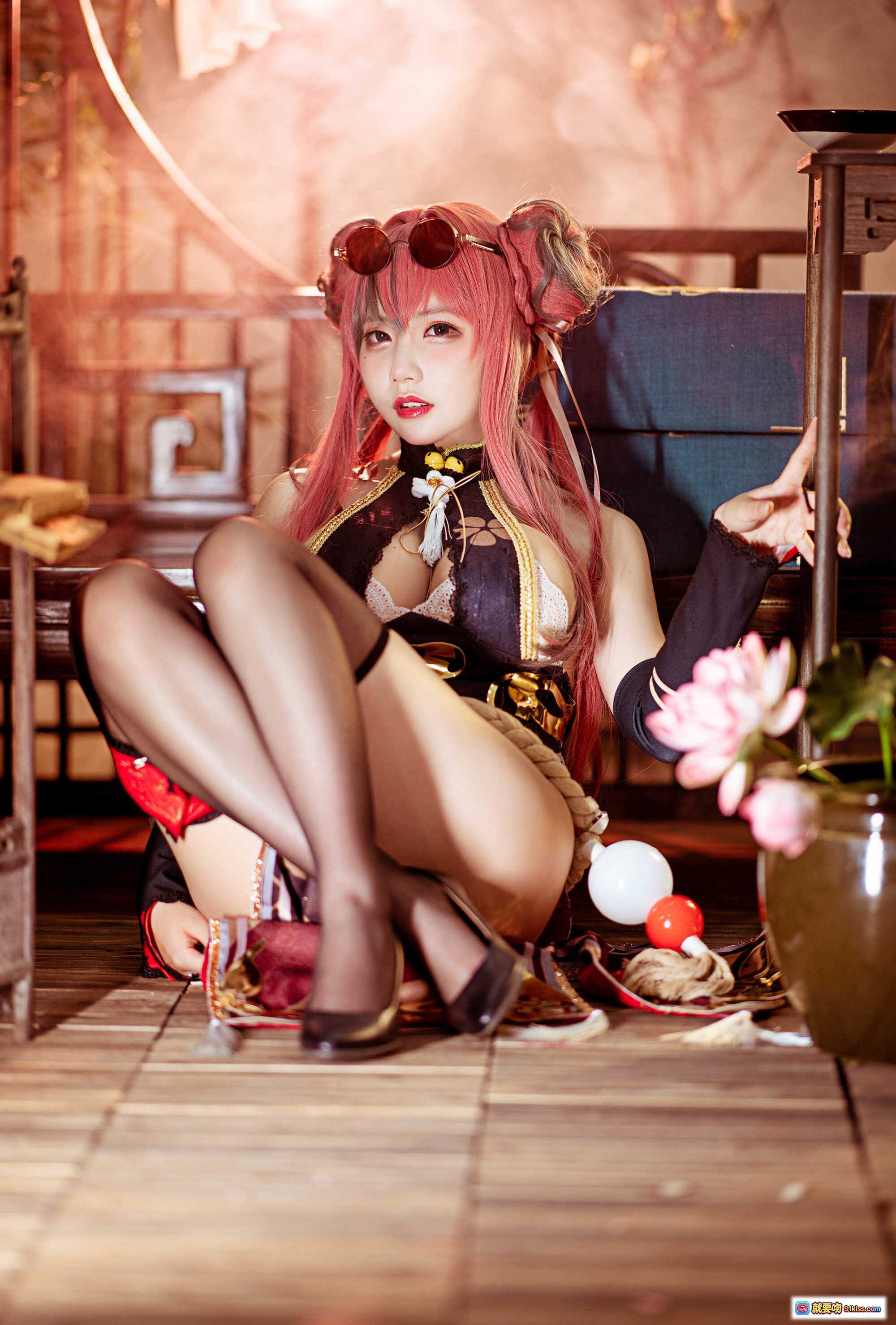 图片[5] - 布莱默顿功夫少女Cosplay写真 | 粉发双马尾+墨镜+和风旗袍+黑丝高跟 | 30P高清美图 - 就要吻