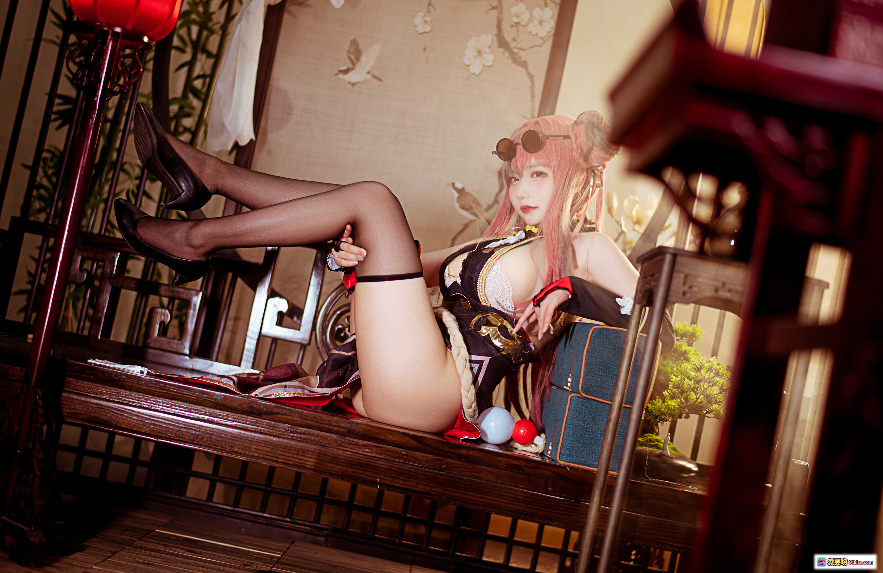 图片[7] - 布莱默顿功夫少女Cosplay写真 | 粉发双马尾+墨镜+和风旗袍+黑丝高跟 | 30P高清美图 - 就要吻