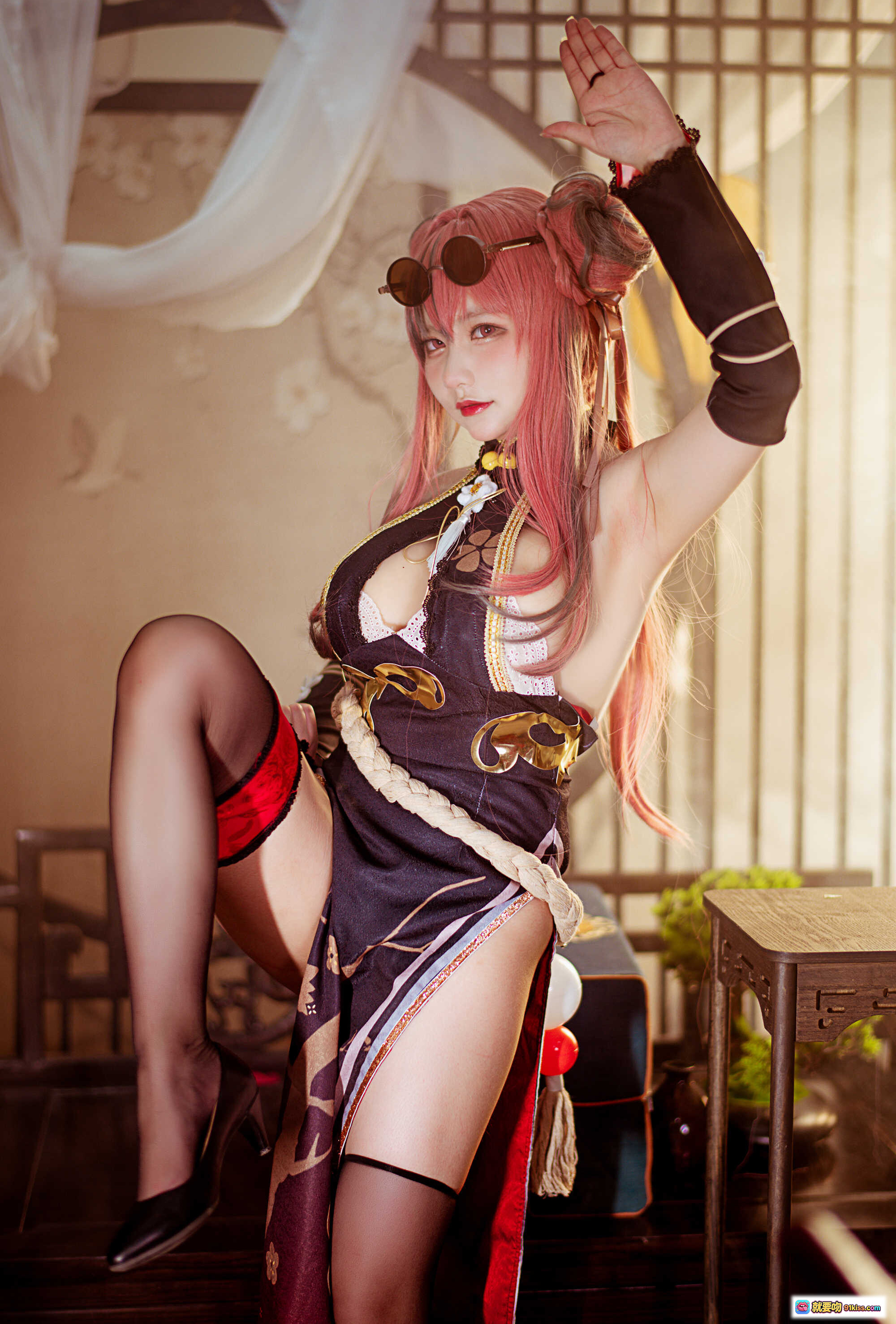 图片[2] - 布莱默顿功夫少女Cosplay写真 | 粉发双马尾+墨镜+和风旗袍+黑丝高跟 | 30P高清美图 - 就要吻