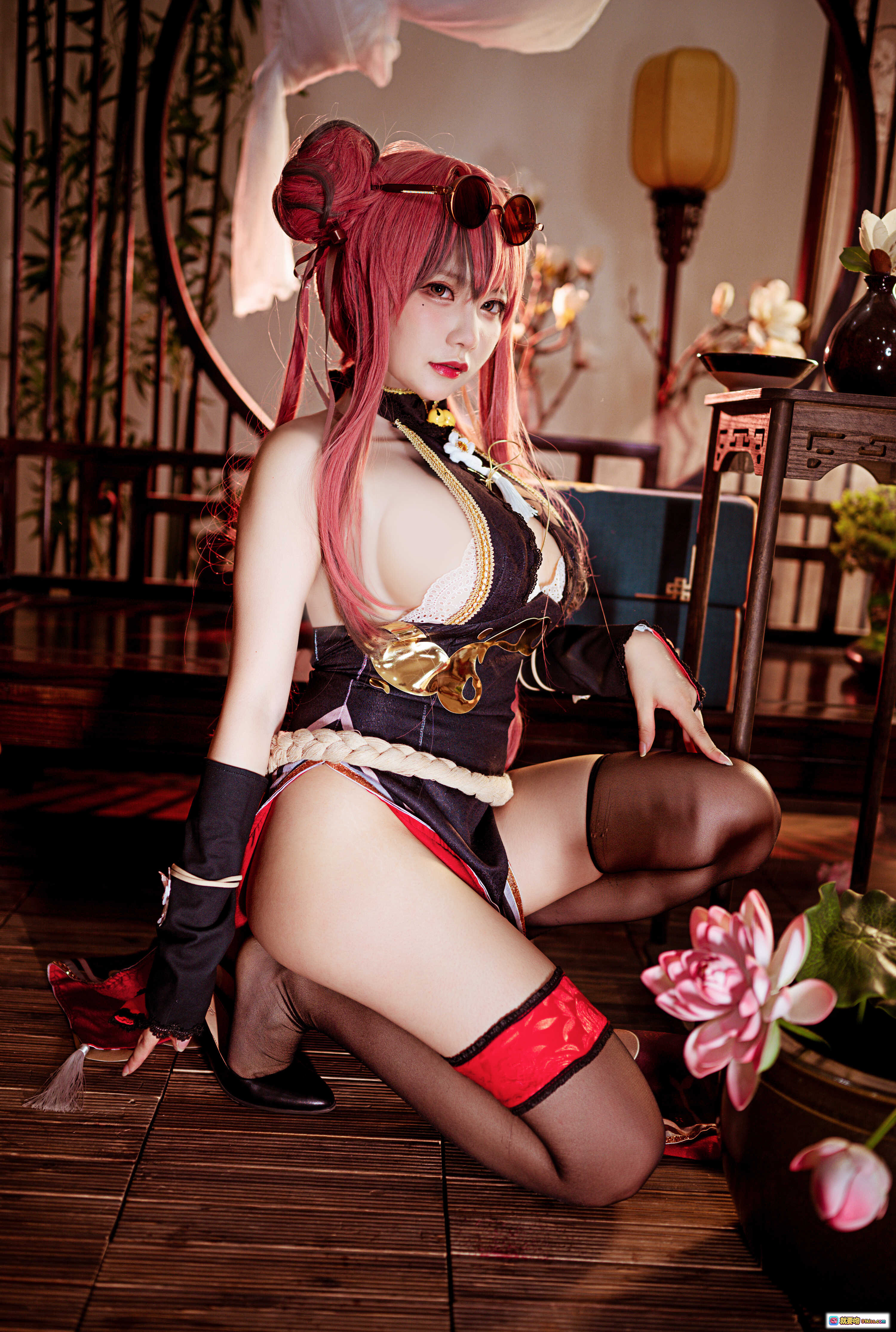 图片[8] - 布莱默顿功夫少女Cosplay写真 | 粉发双马尾+墨镜+和风旗袍+黑丝高跟 | 30P高清美图 - 就要吻