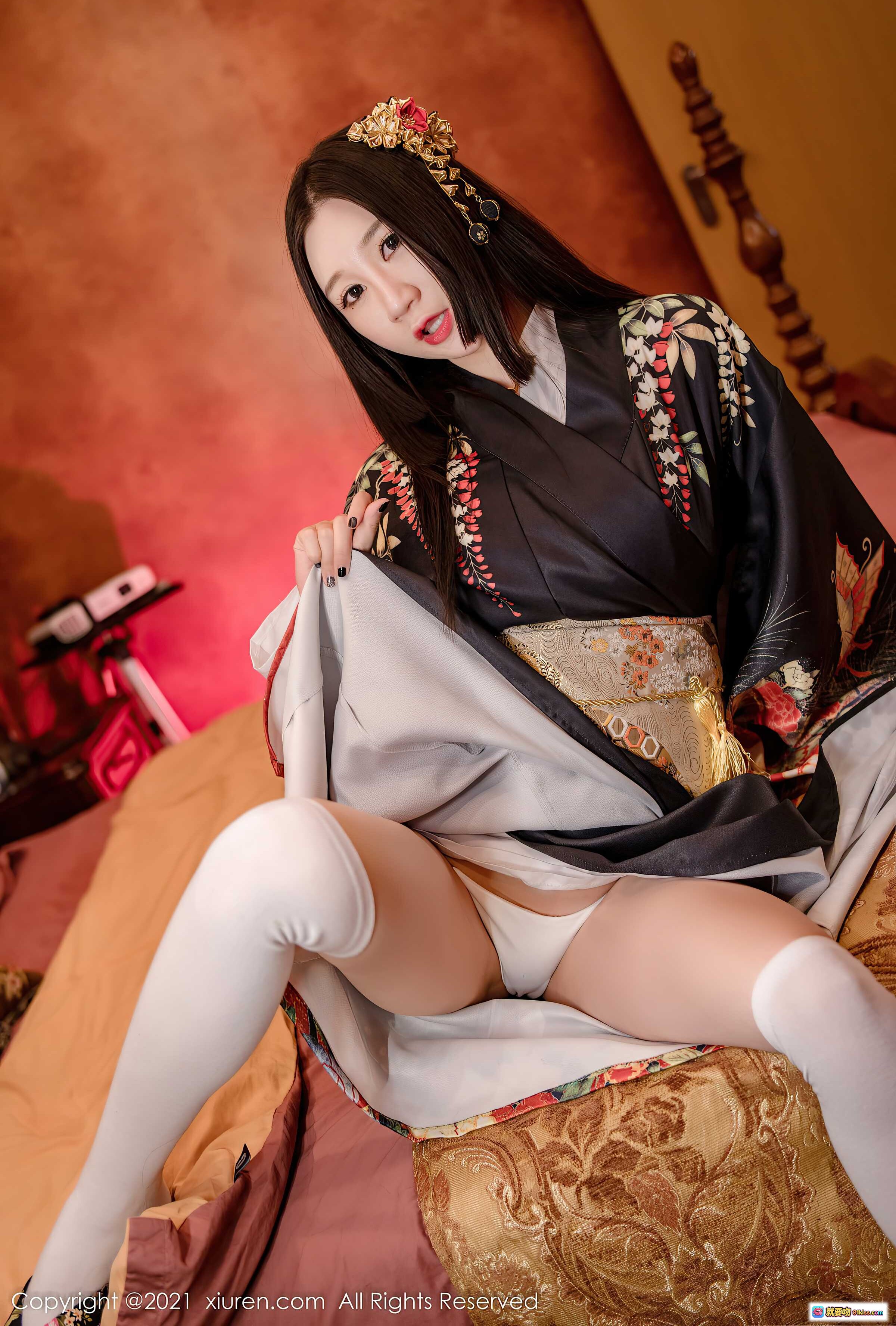 图片[2] - 顾乔楠Cora日式和服写真｜性感御姐风｜华丽刺绣黑底红花和服｜精致发饰床榻私房照 - 就要吻