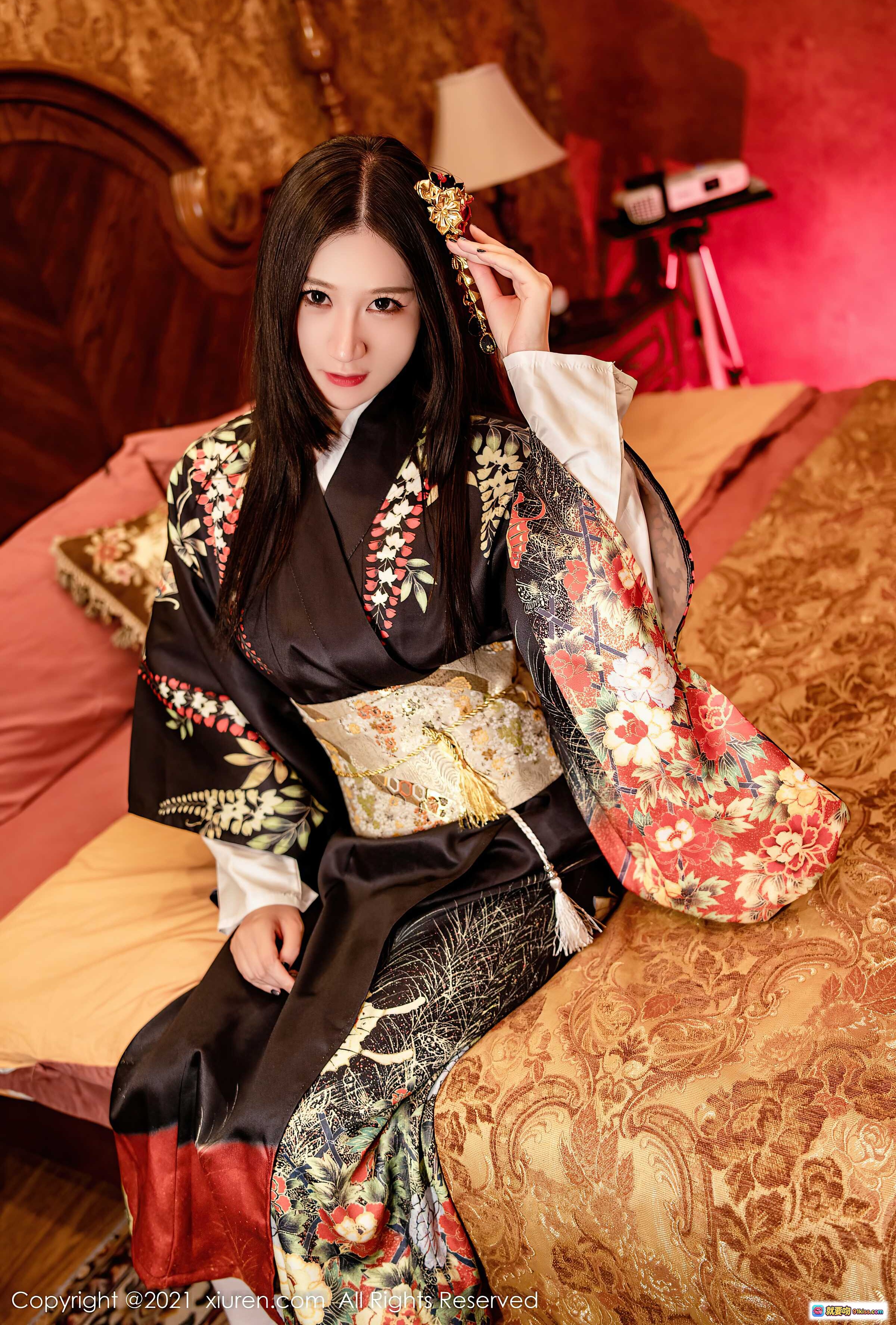 图片[1] - 顾乔楠Cora日式和服写真｜性感御姐风｜华丽刺绣黑底红花和服｜精致发饰床榻私房照 - 就要吻