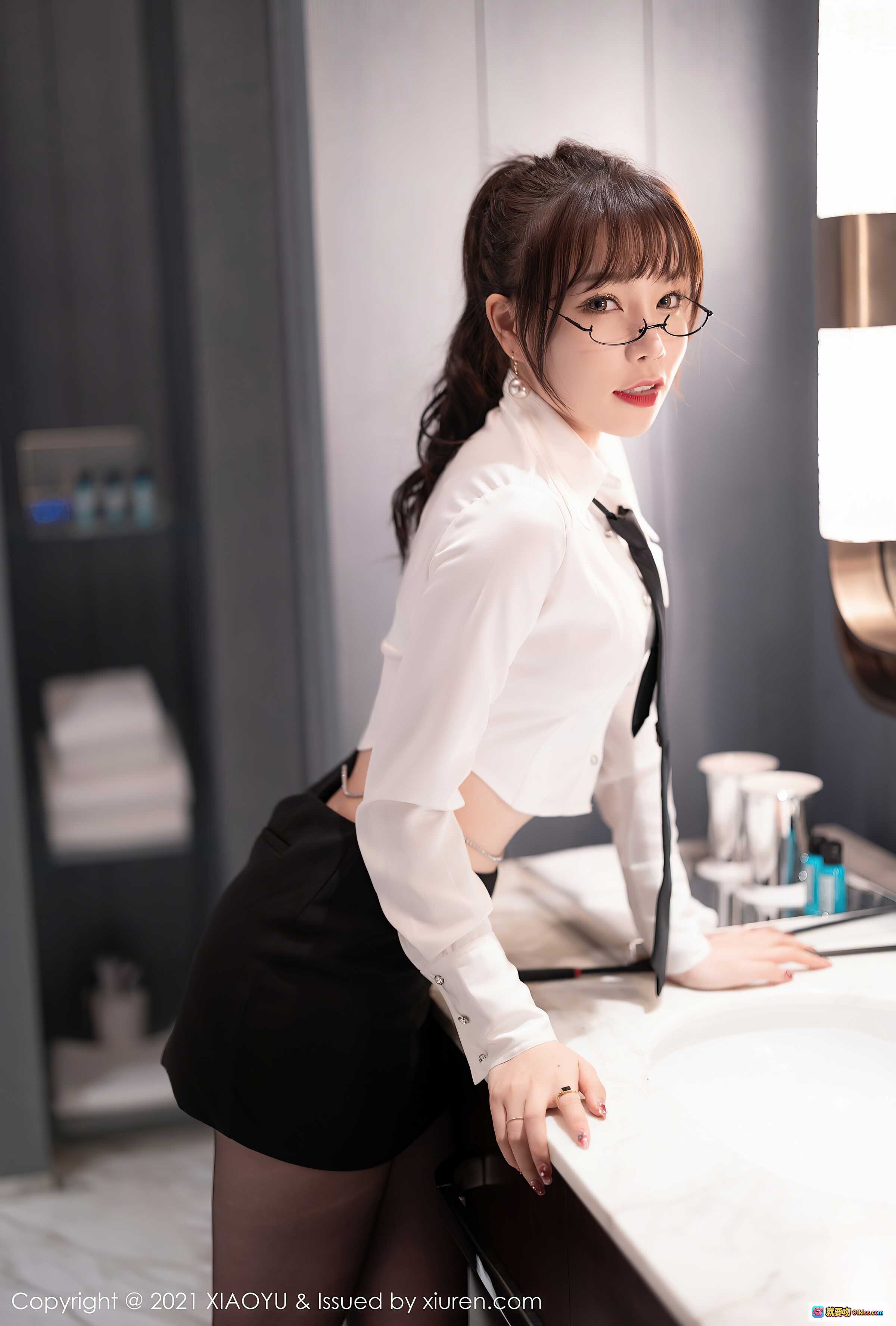 图片[7] - 芝芝Booty御姐黑丝写真 | 白衬衫短裙高跟美腿 | XiaoYu语画界2021 VOL.684优雅性感大片 - 就要吻