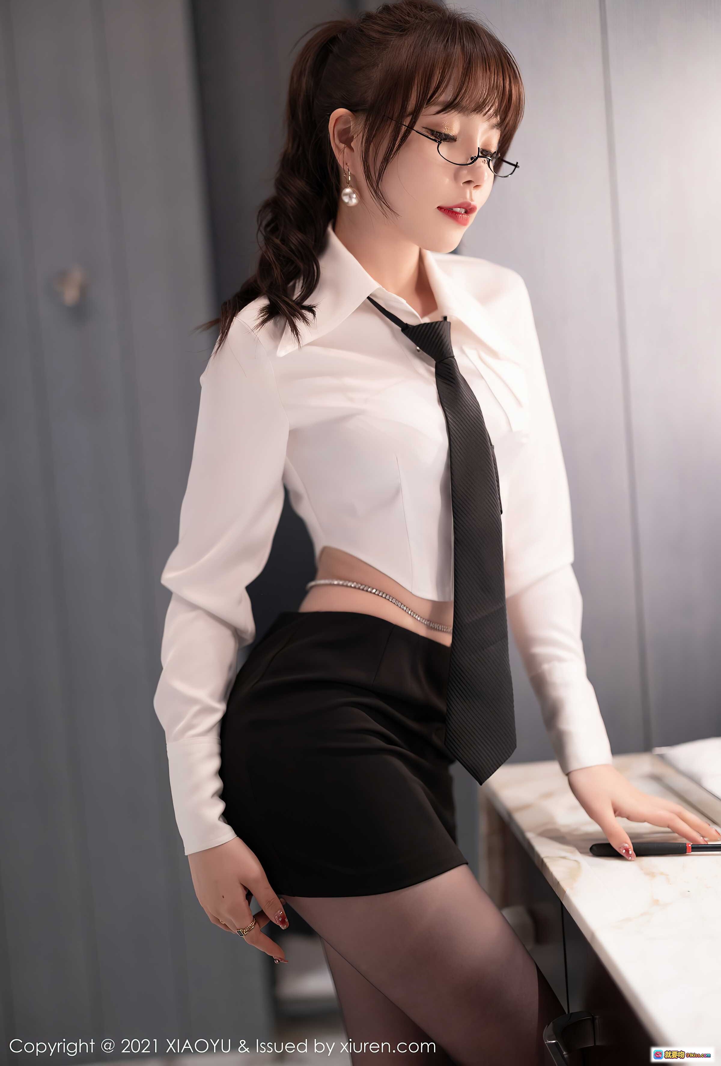 图片[8] - 芝芝Booty御姐黑丝写真 | 白衬衫短裙高跟美腿 | XiaoYu语画界2021 VOL.684优雅性感大片 - 就要吻