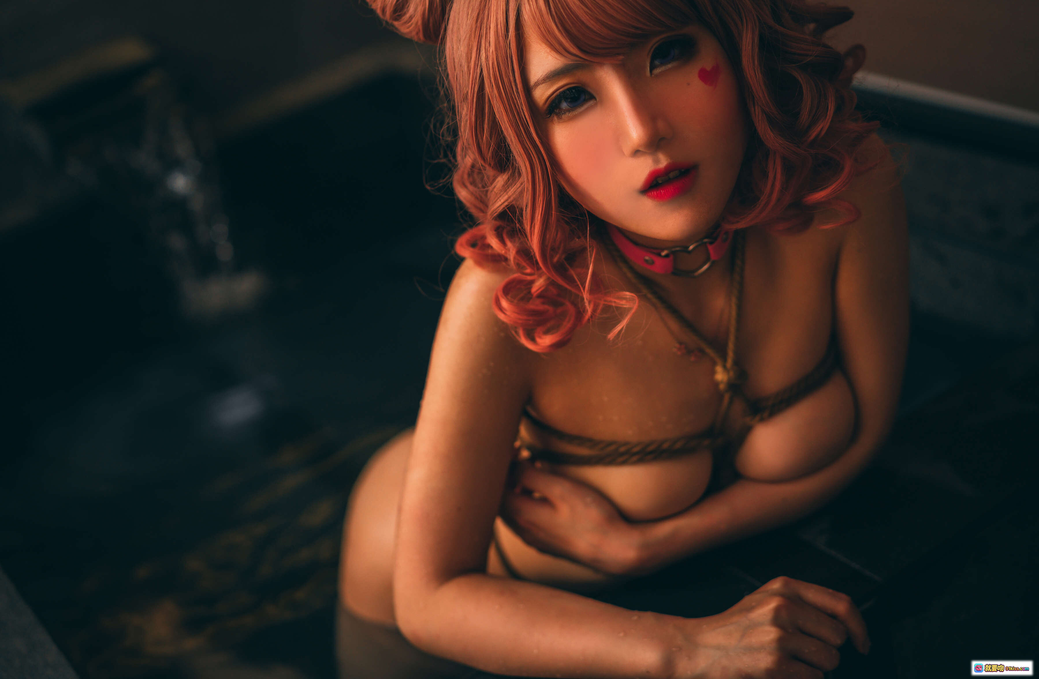 图片[5] - 小恶魔绳缚Cosplay写真｜橙发双角少女跪姿诱惑｜室内光影摄影艺术｜兔买卖摄影22P - 就要吻