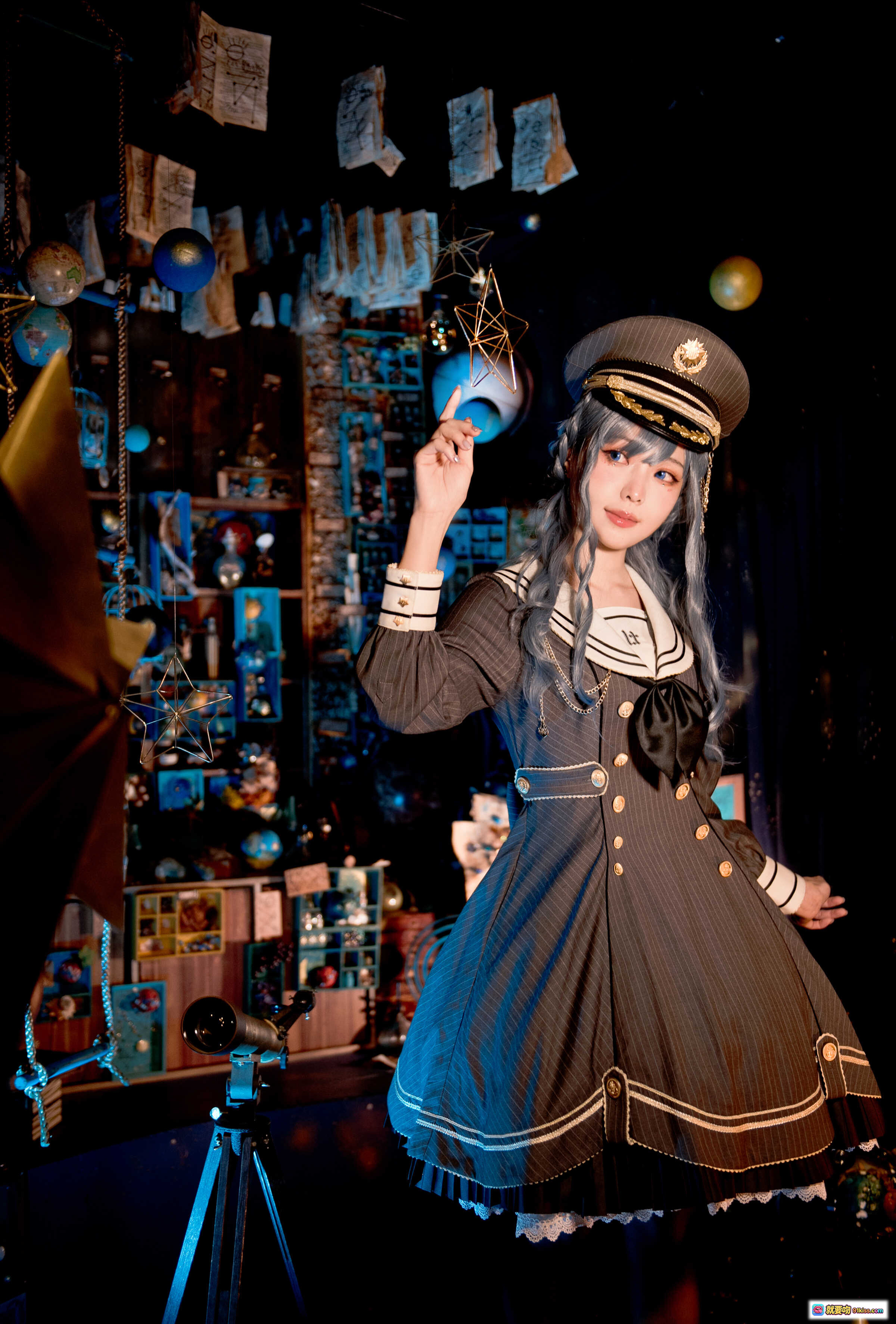 图片[8] - ElyEE子 NO.082 星际船长制服写真 | 蓝发少女奇幻书房场景 | 复古蒸汽朋克风 | 精致海军领裙装 | 暗调光影氛围感大片 - 就要吻