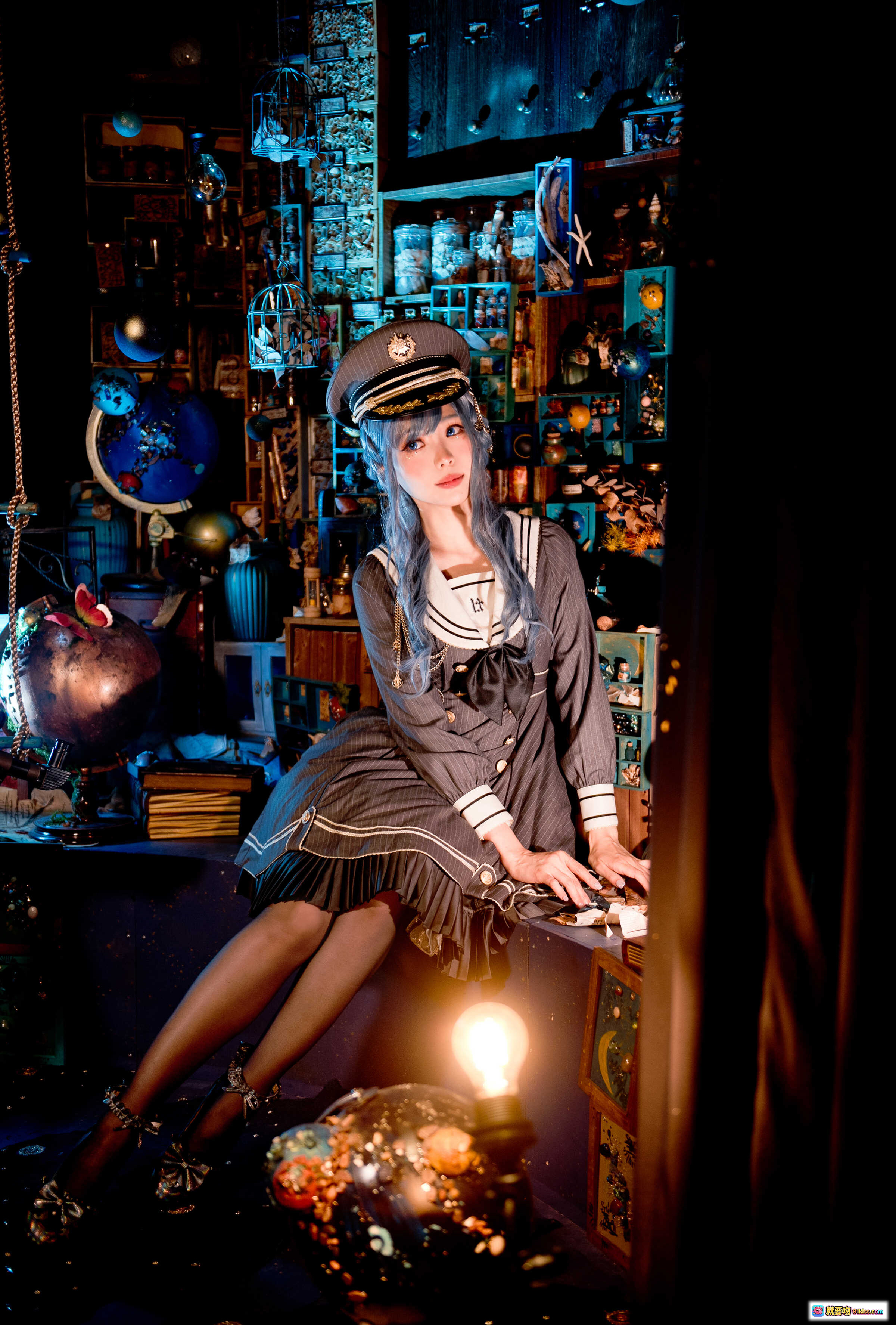 图片[1] - ElyEE子 NO.082 星际船长制服写真 | 蓝发少女奇幻书房场景 | 复古蒸汽朋克风 | 精致海军领裙装 | 暗调光影氛围感大片 - 就要吻