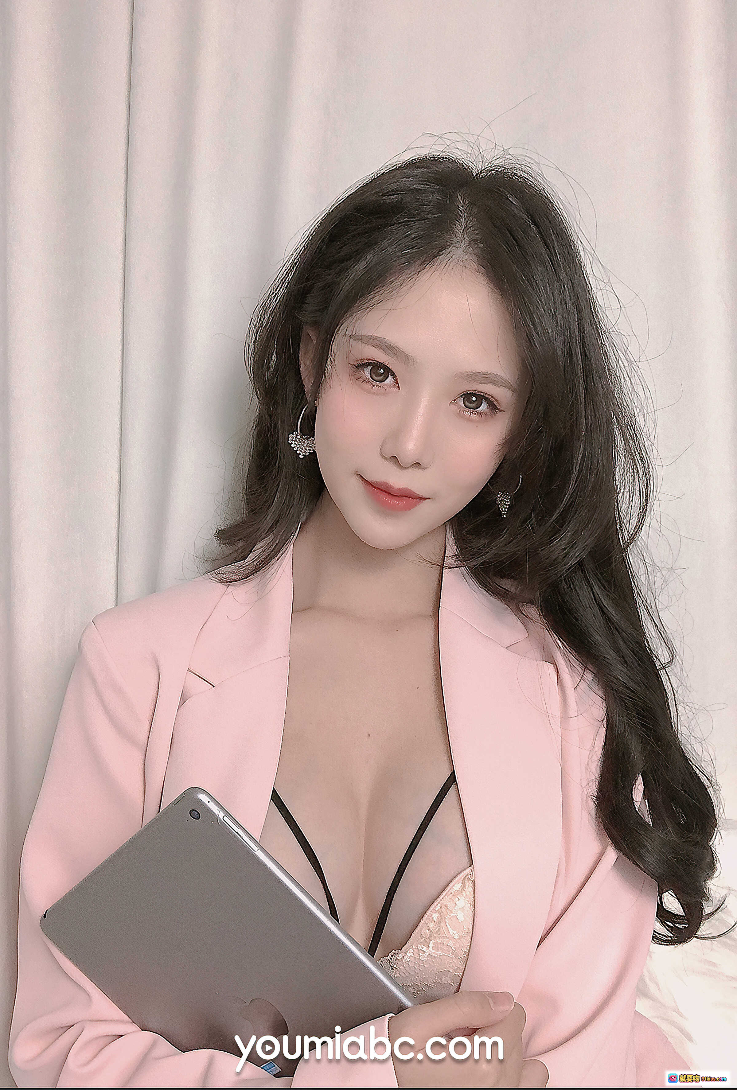 图片[1] - 桃子陷阱抖娘利世粉色西装性感写真 | YouMi尤蜜2021.07.19高清图集 - 就要吻