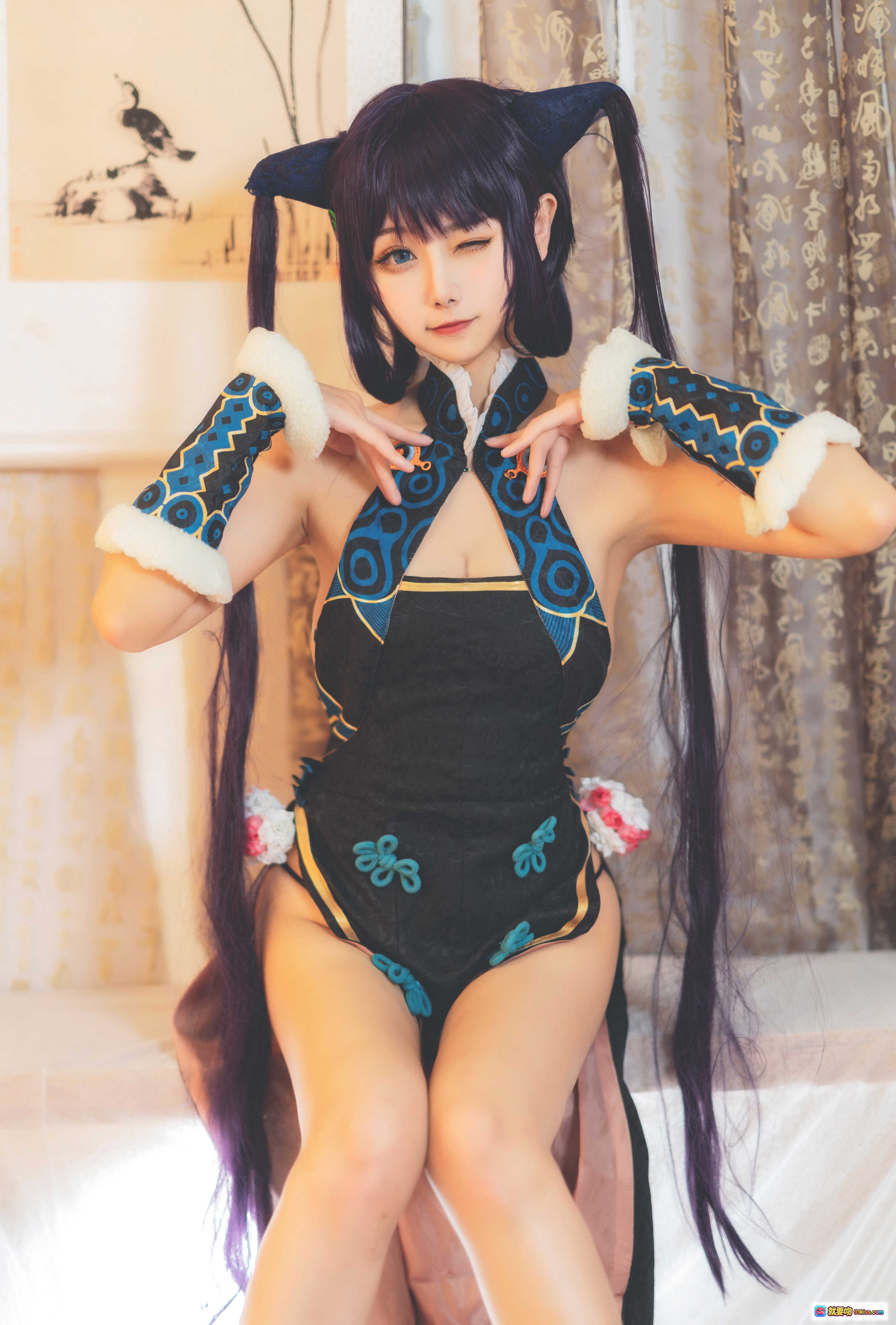 图片[1] - Momoko葵葵NO.009杨贵妃Cosplay写真｜黑蓝古风泳装+双马尾猫耳+毛绒袖套+精致刺绣+12P高清图集 - 就要吻