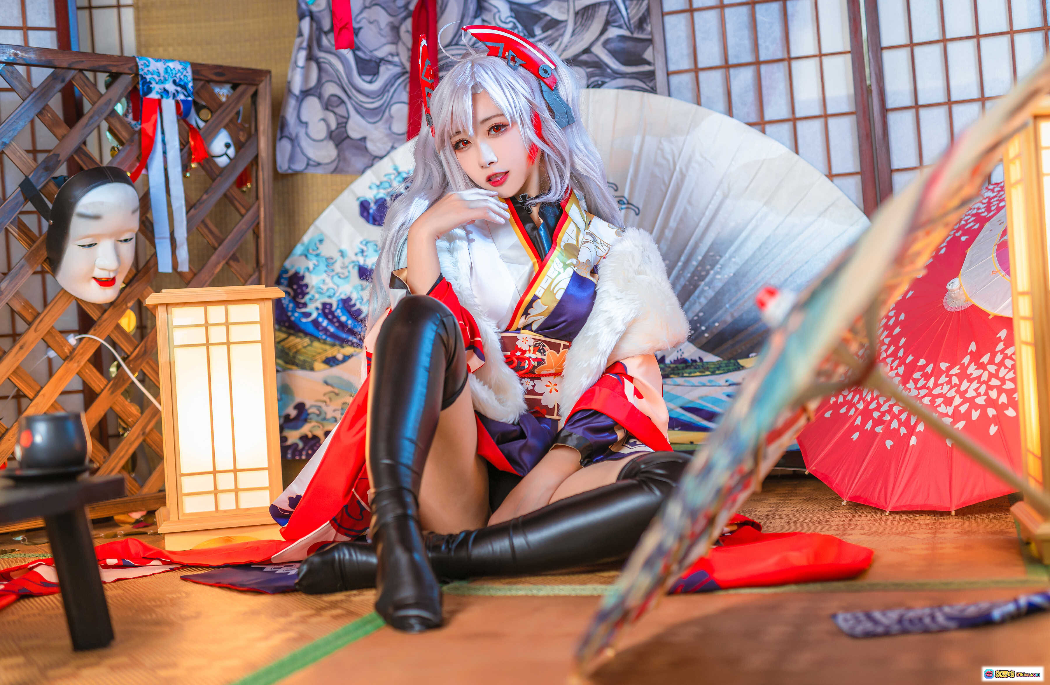 图片[3] - Momoko葵葵 NO.022 欧根6套 cos写真 122P 日式和风 白发红饰 美少女 旗袍造型 黑靴 色彩绚丽 优雅坐姿 手持毛绒道具 背景浮世绘扇面 - 就要吻