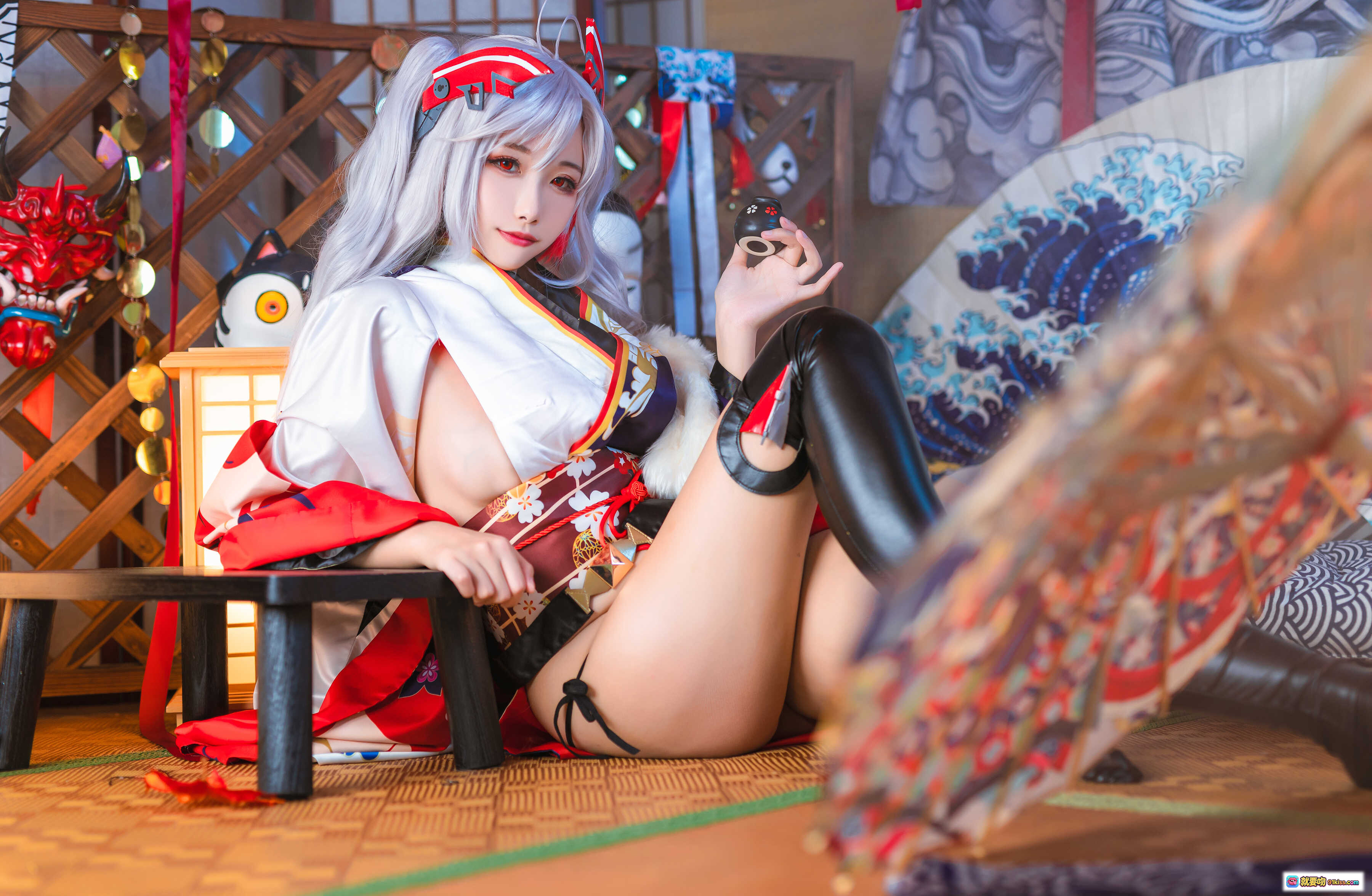 图片[8] - Momoko葵葵 NO.022 欧根6套 cos写真 122P 日式和风 白发红饰 美少女 旗袍造型 黑靴 色彩绚丽 优雅坐姿 手持毛绒道具 背景浮世绘扇面 - 就要吻