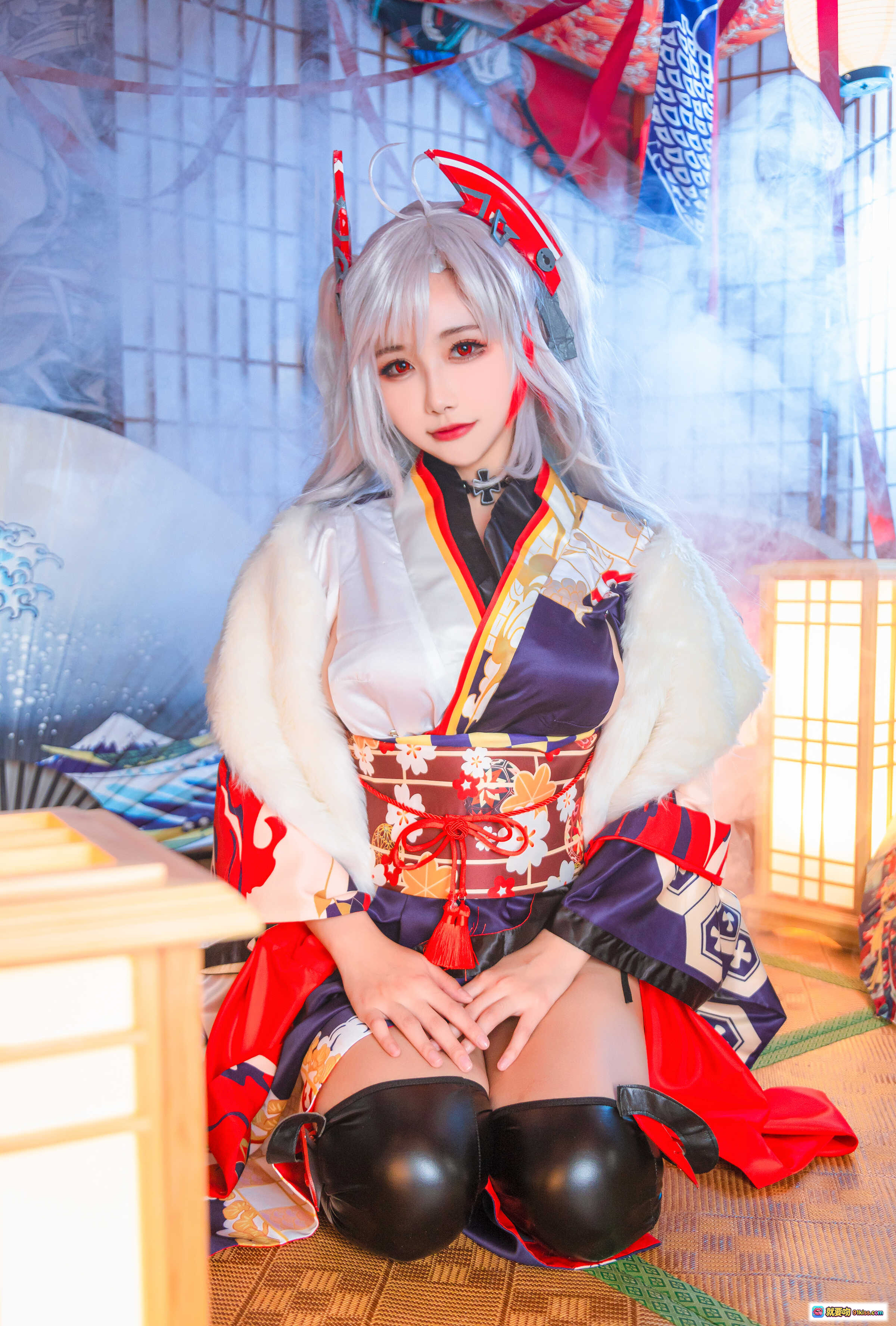 图片[5] - Momoko葵葵 NO.022 欧根6套 cos写真 122P 日式和风 白发红饰 美少女 旗袍造型 黑靴 色彩绚丽 优雅坐姿 手持毛绒道具 背景浮世绘扇面 - 就要吻