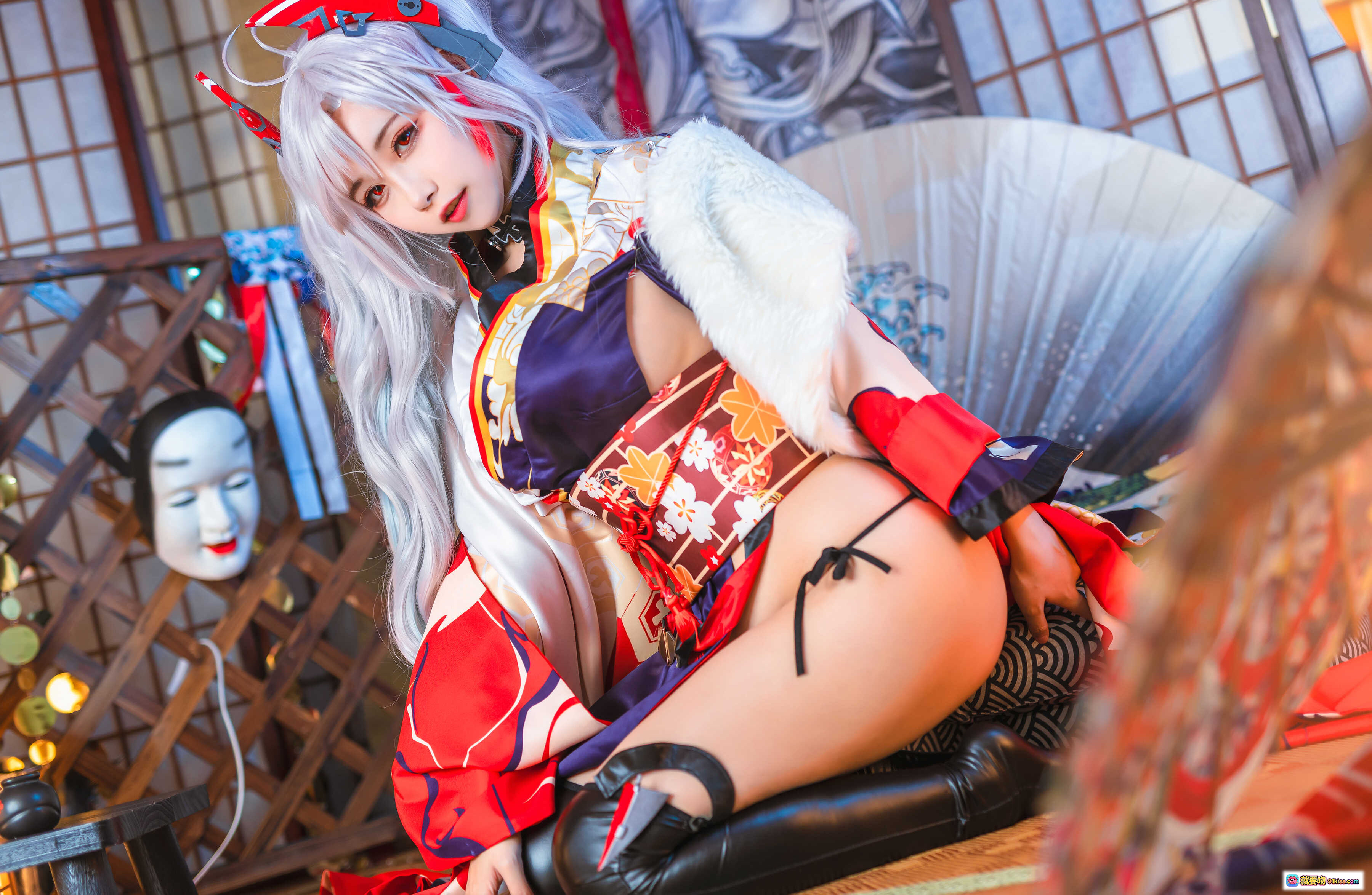 图片[7] - Momoko葵葵 NO.022 欧根6套 cos写真 122P 日式和风 白发红饰 美少女 旗袍造型 黑靴 色彩绚丽 优雅坐姿 手持毛绒道具 背景浮世绘扇面 - 就要吻