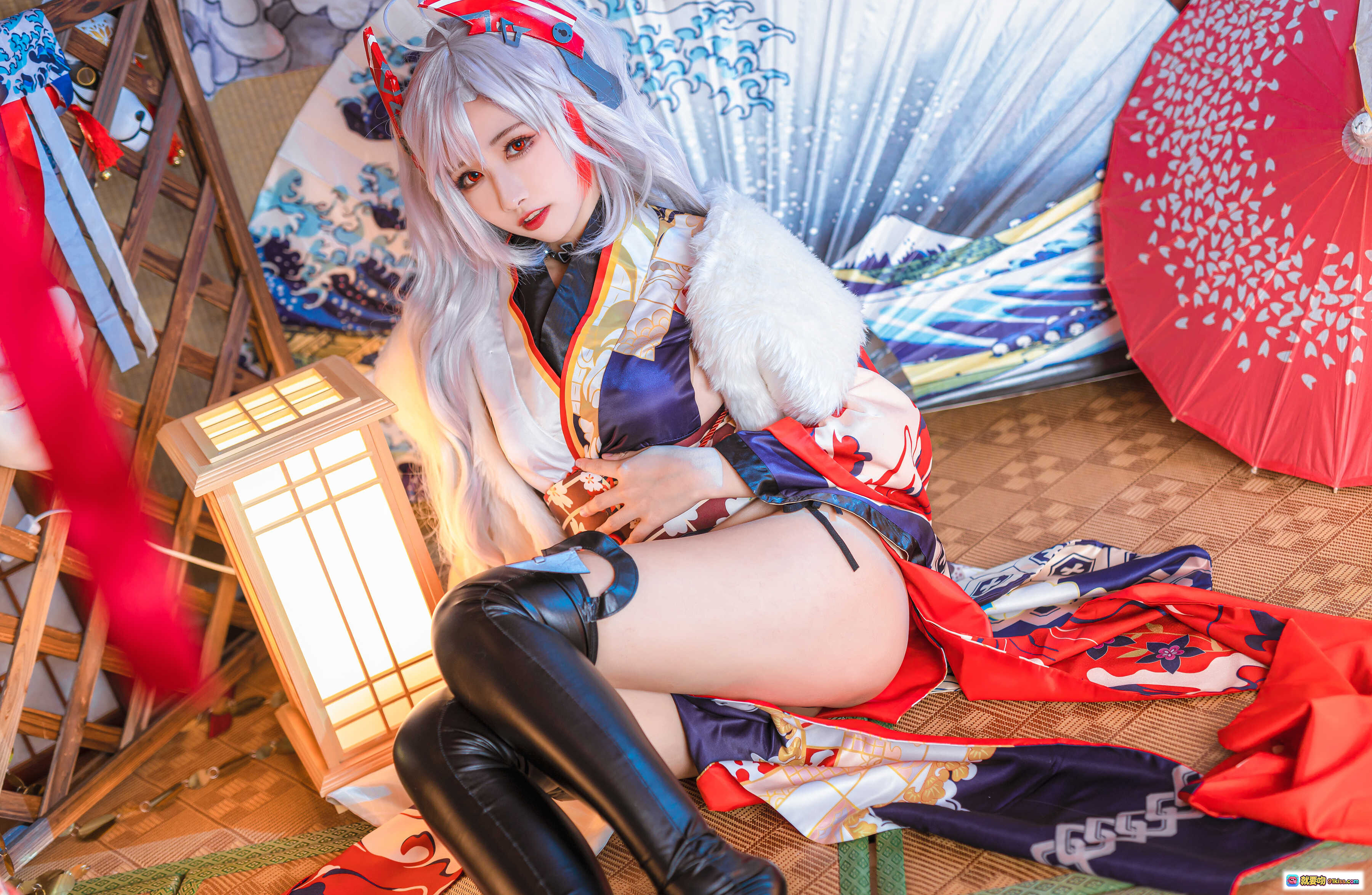 图片[4] - Momoko葵葵 NO.022 欧根6套 cos写真 122P 日式和风 白发红饰 美少女 旗袍造型 黑靴 色彩绚丽 优雅坐姿 手持毛绒道具 背景浮世绘扇面 - 就要吻