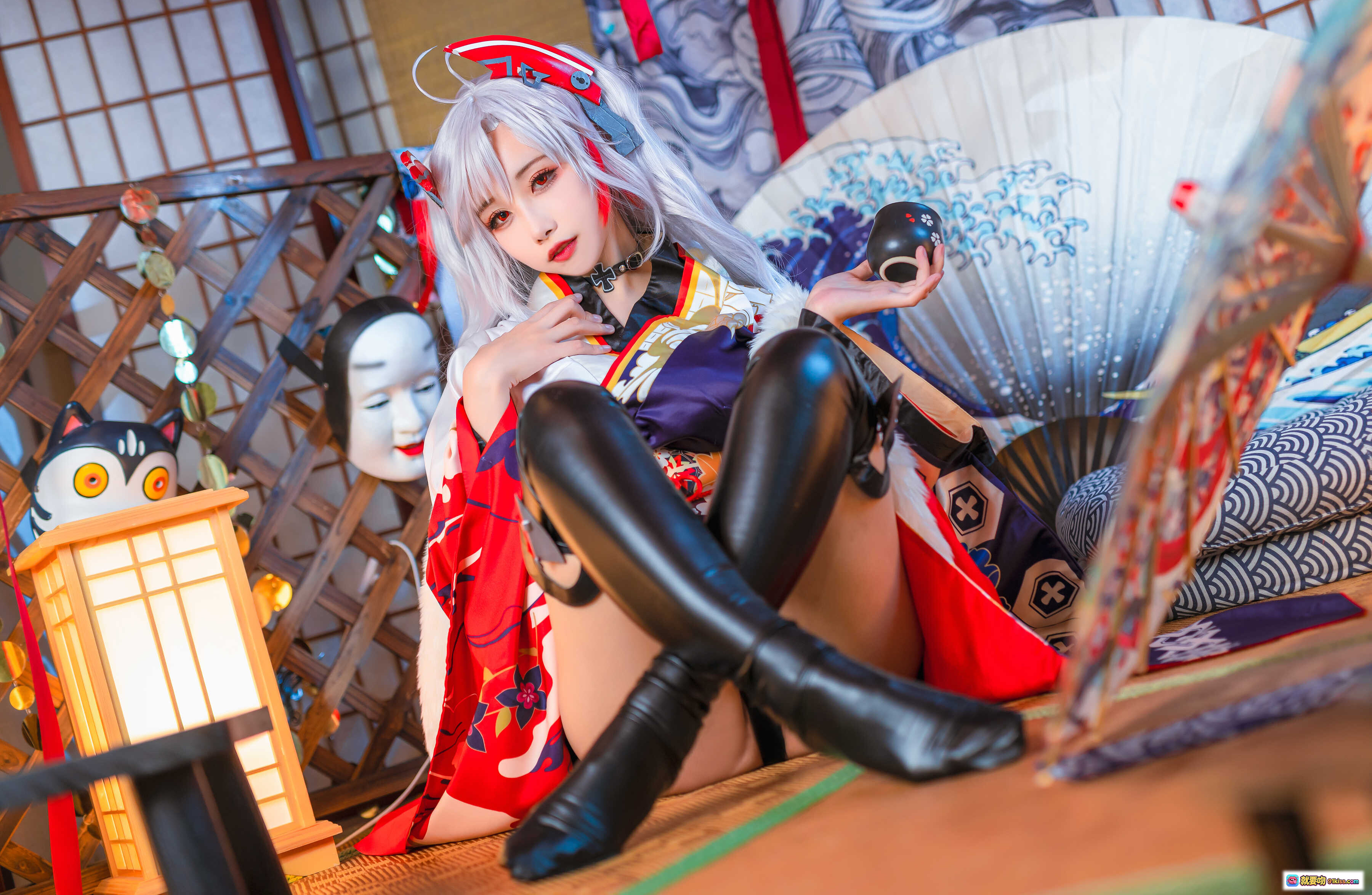 图片[10] - Momoko葵葵 NO.022 欧根6套 cos写真 122P 日式和风 白发红饰 美少女 旗袍造型 黑靴 色彩绚丽 优雅坐姿 手持毛绒道具 背景浮世绘扇面 - 就要吻