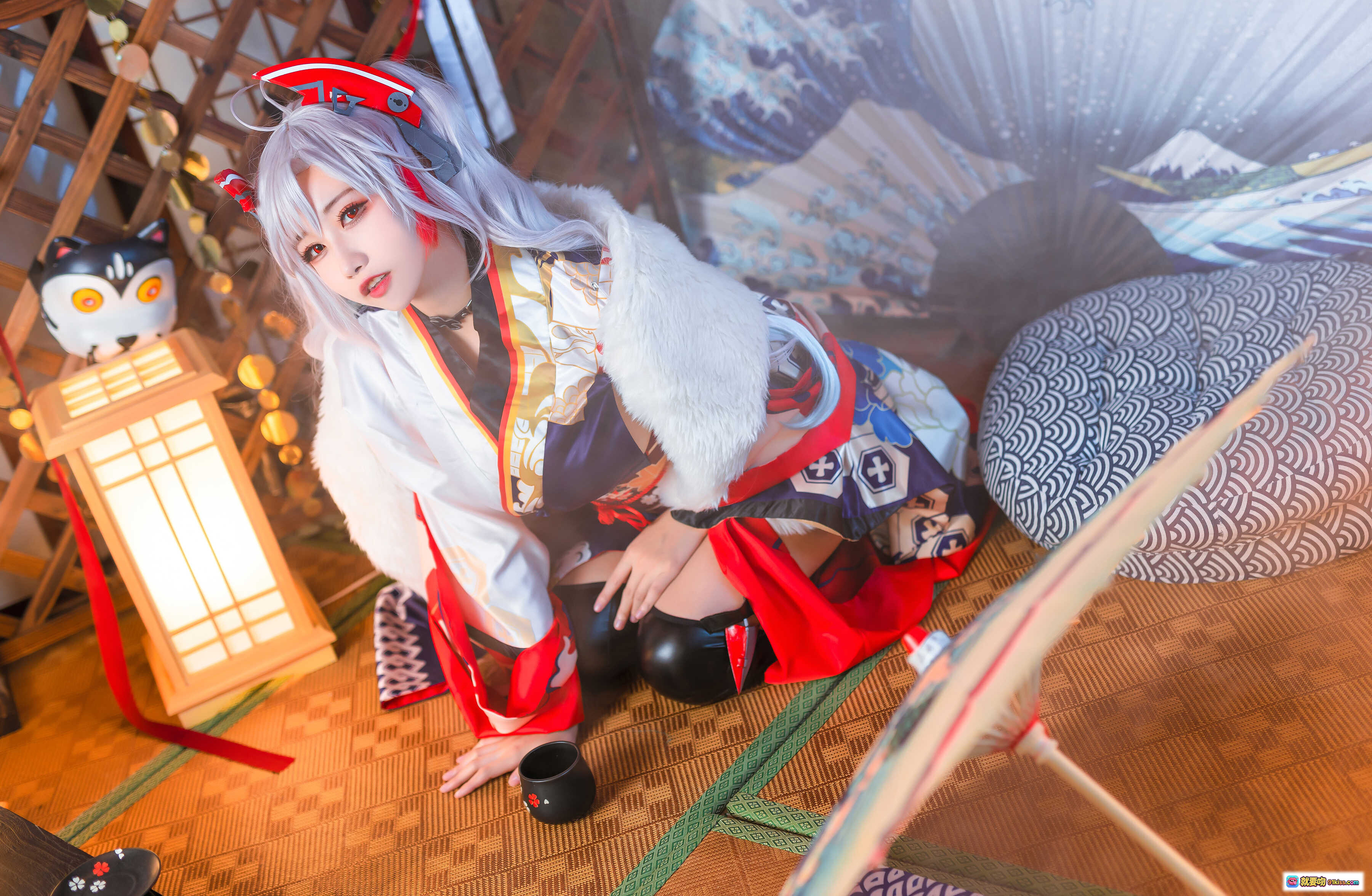 图片[2] - Momoko葵葵 NO.022 欧根6套 cos写真 122P 日式和风 白发红饰 美少女 旗袍造型 黑靴 色彩绚丽 优雅坐姿 手持毛绒道具 背景浮世绘扇面 - 就要吻