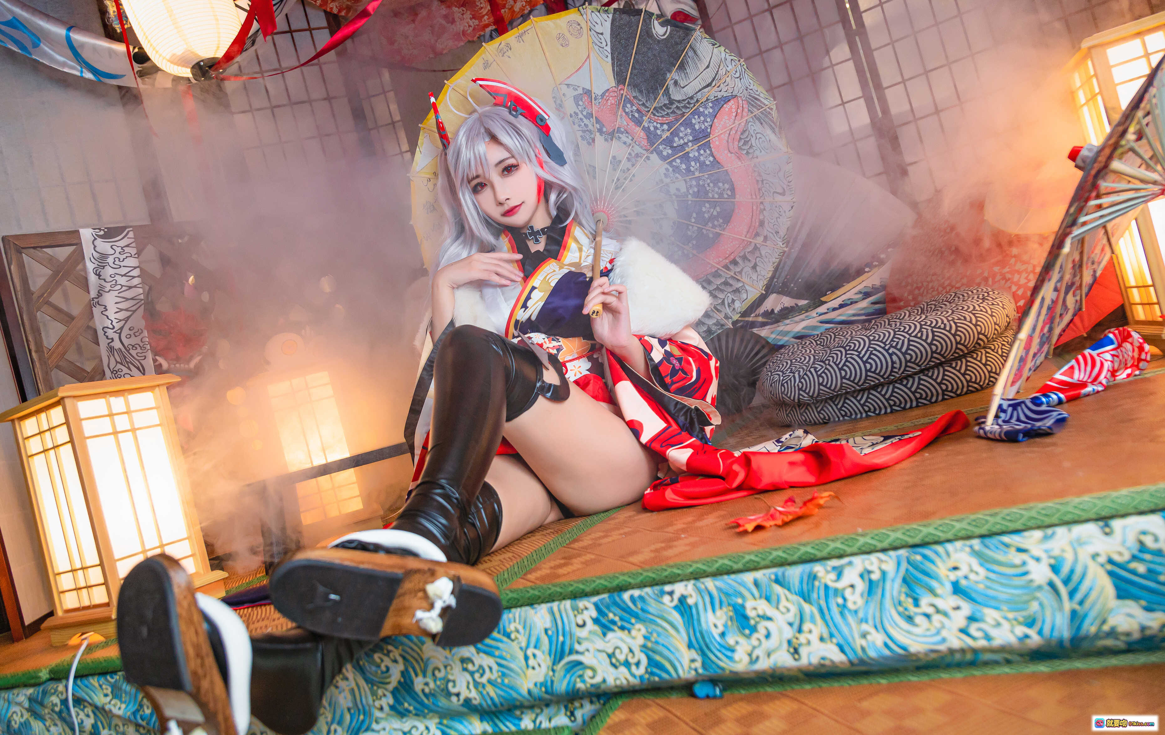 图片[6] - Momoko葵葵 NO.022 欧根6套 cos写真 122P 日式和风 白发红饰 美少女 旗袍造型 黑靴 色彩绚丽 优雅坐姿 手持毛绒道具 背景浮世绘扇面 - 就要吻