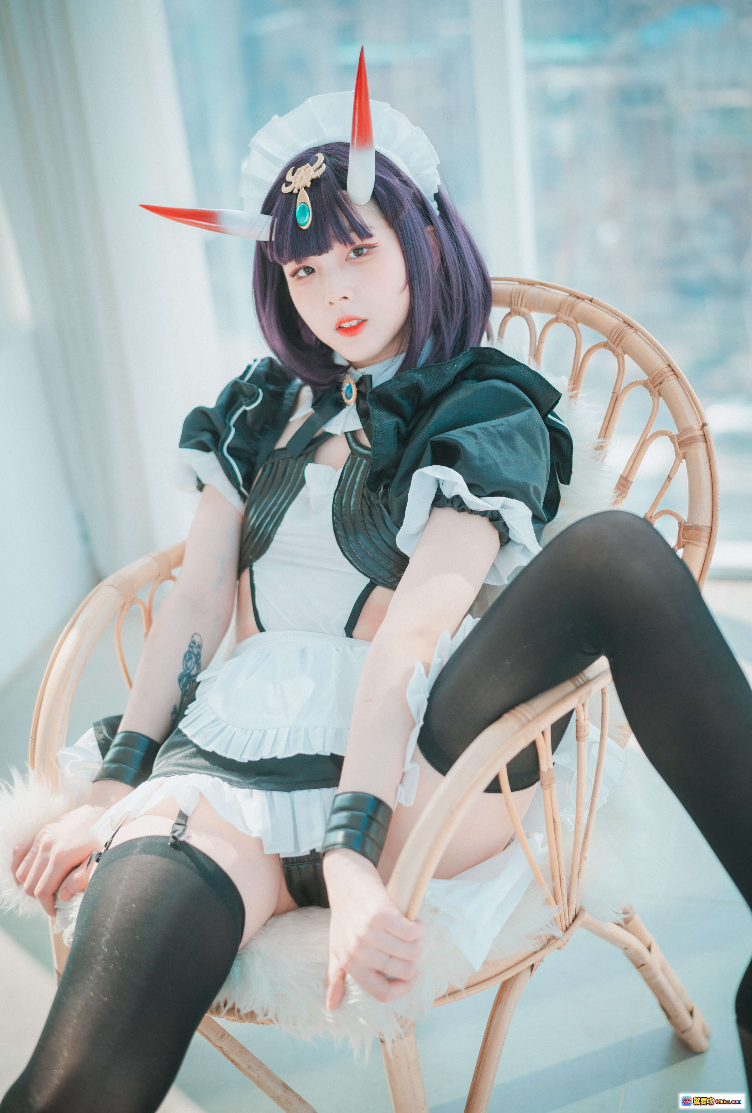 图片[10] - Shuten Douji Maid Cosplay | Isabella NO.001 DJAWA | 黑白女仆装 | 紫发角饰 | 丝袜美腿 | 70P高清写真 - 就要吻