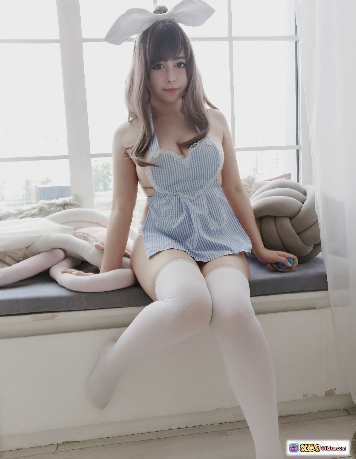 图片[10] - Kogane Tsukioka Yoshinobi NO.022 蓝白格纹兔女郎装 白丝过膝袜 甜美手势写真 49P高清图集 - 就要吻