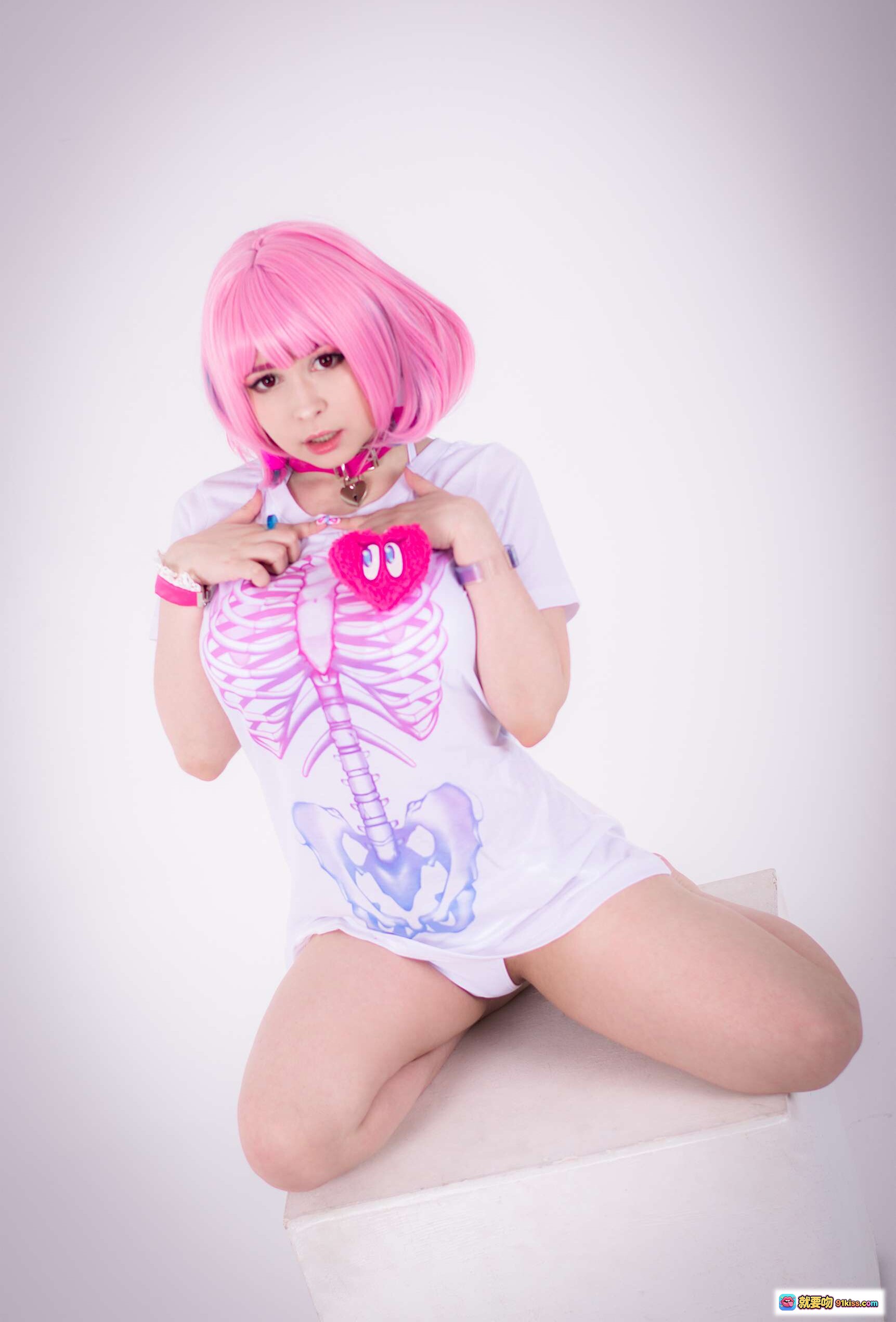 图片[7] - Yoshinobi NO.023 Riamu Yumemi 粉色短发cosplay 白色骨骼印花T恤 甜美性感姿势 纯白背景写真 23P高清图集 - 就要吻