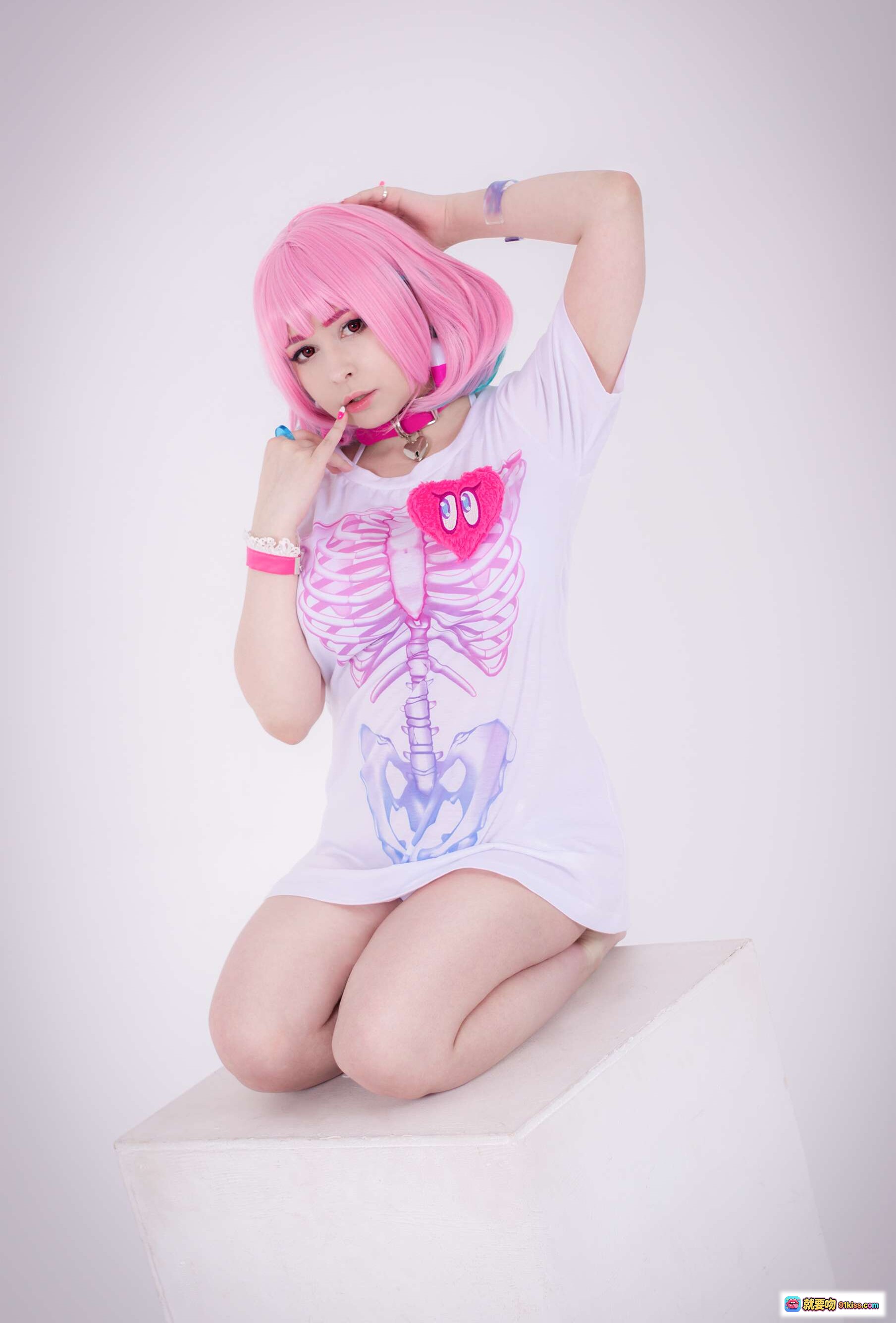 Yoshinobi NO.023 Riamu Yumemi 粉色短发cosplay 白色骨骼印花T恤 甜美性感姿势 纯白背景写真 23P高清图集 - 就要吻